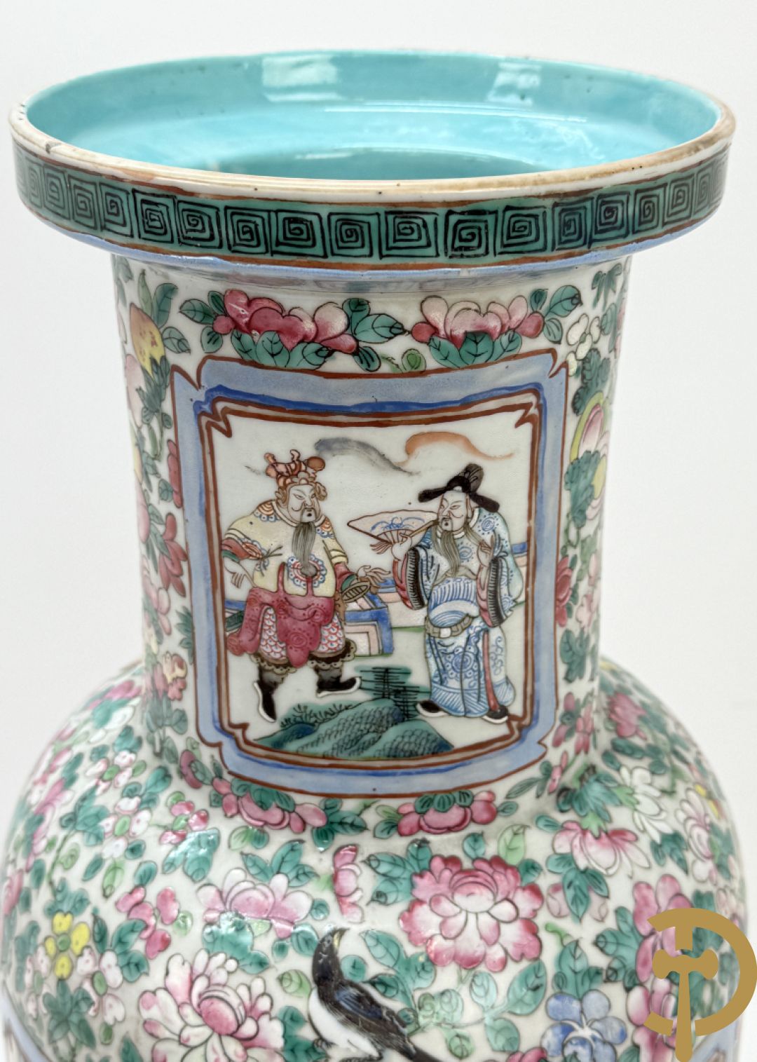 Chinese porseleinen vaas met geanimeerd decor en fond van bloemen, Kanton 19e