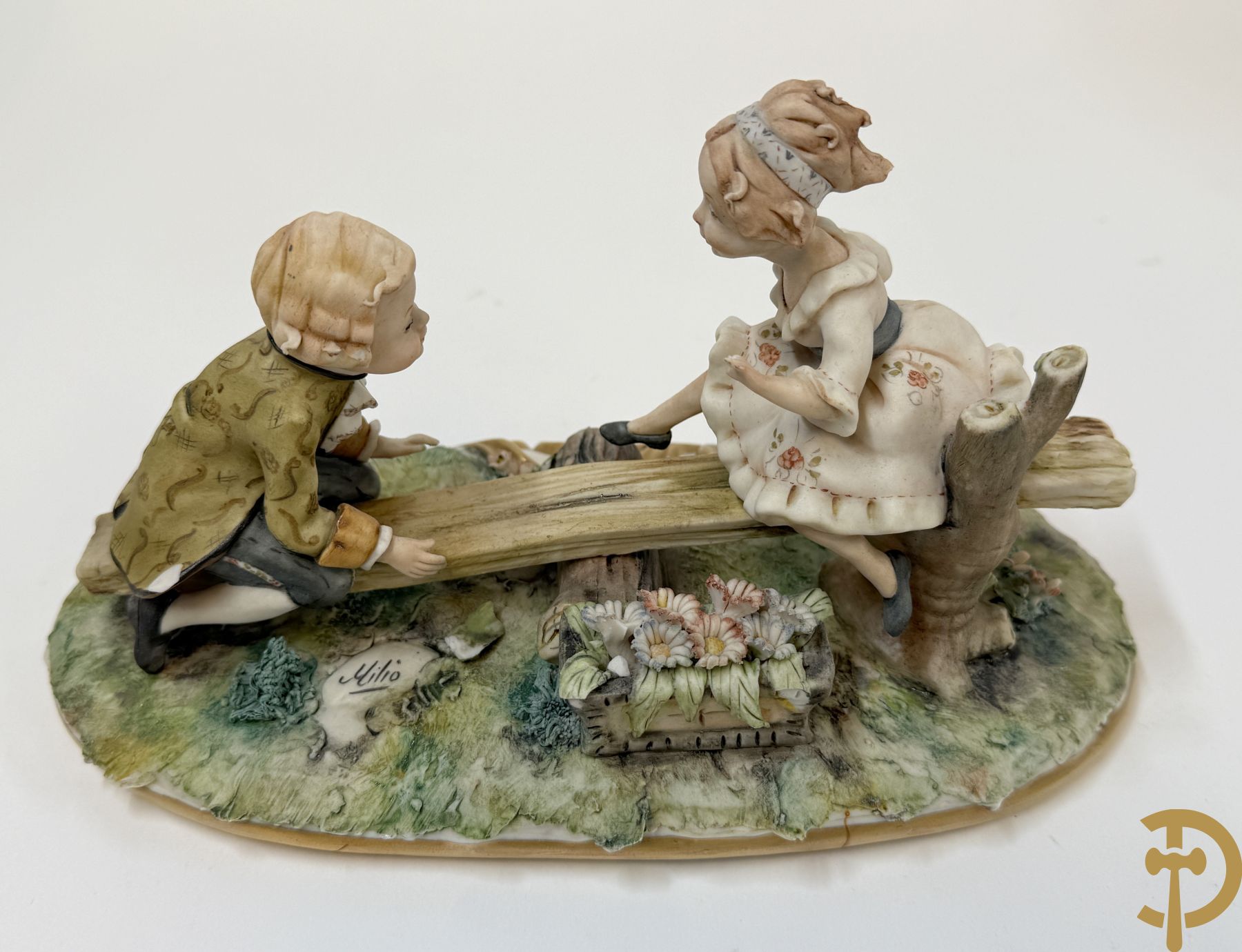 Twee grote Italiaanse groepen in 
gekleurde biscuit : jongens plukken appels - onderonsje aan tafel + 4 groepen in gekleurde Italiaanse biscuit