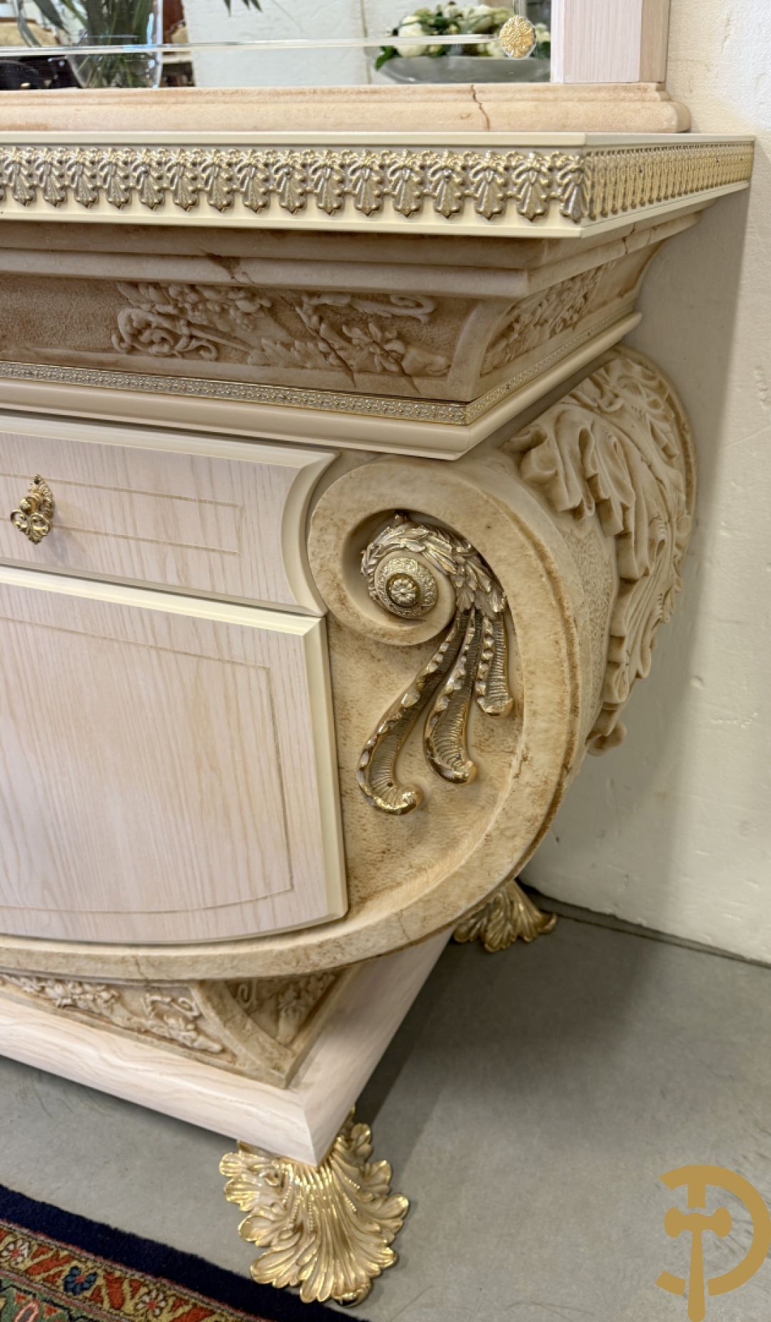 Uitzonderlijke eetkamer bestaande uit dressoir met 4 deuren en 2 lades op voluutvormig onderstel met rocailles opzij en boven met spiegel + bijhorende vitrine + console + spiegel + tafel op voluutvormig onderstel + 6 bijhorende armzetels met koperen frame - uniek ontwerp door de firma Vidal Grau Spaanse makelij, begin jaren 