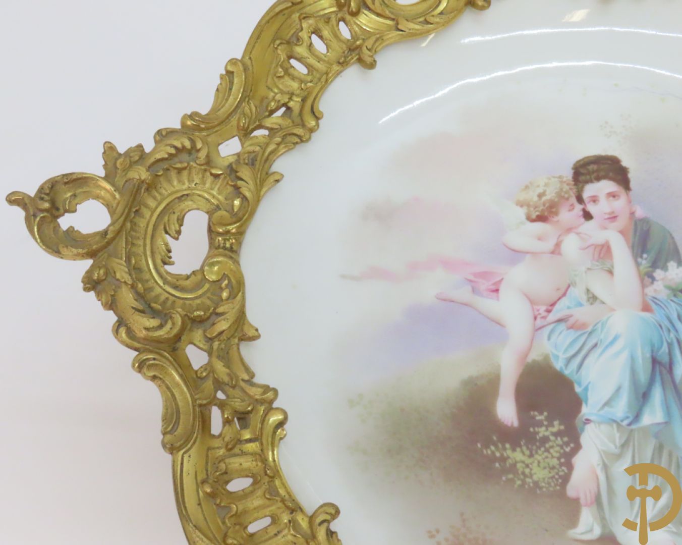 Porseleinen coupe met beschilderd decor van zittende dame met cupido in tuin, Richard getekend, gevat in bronzen houder