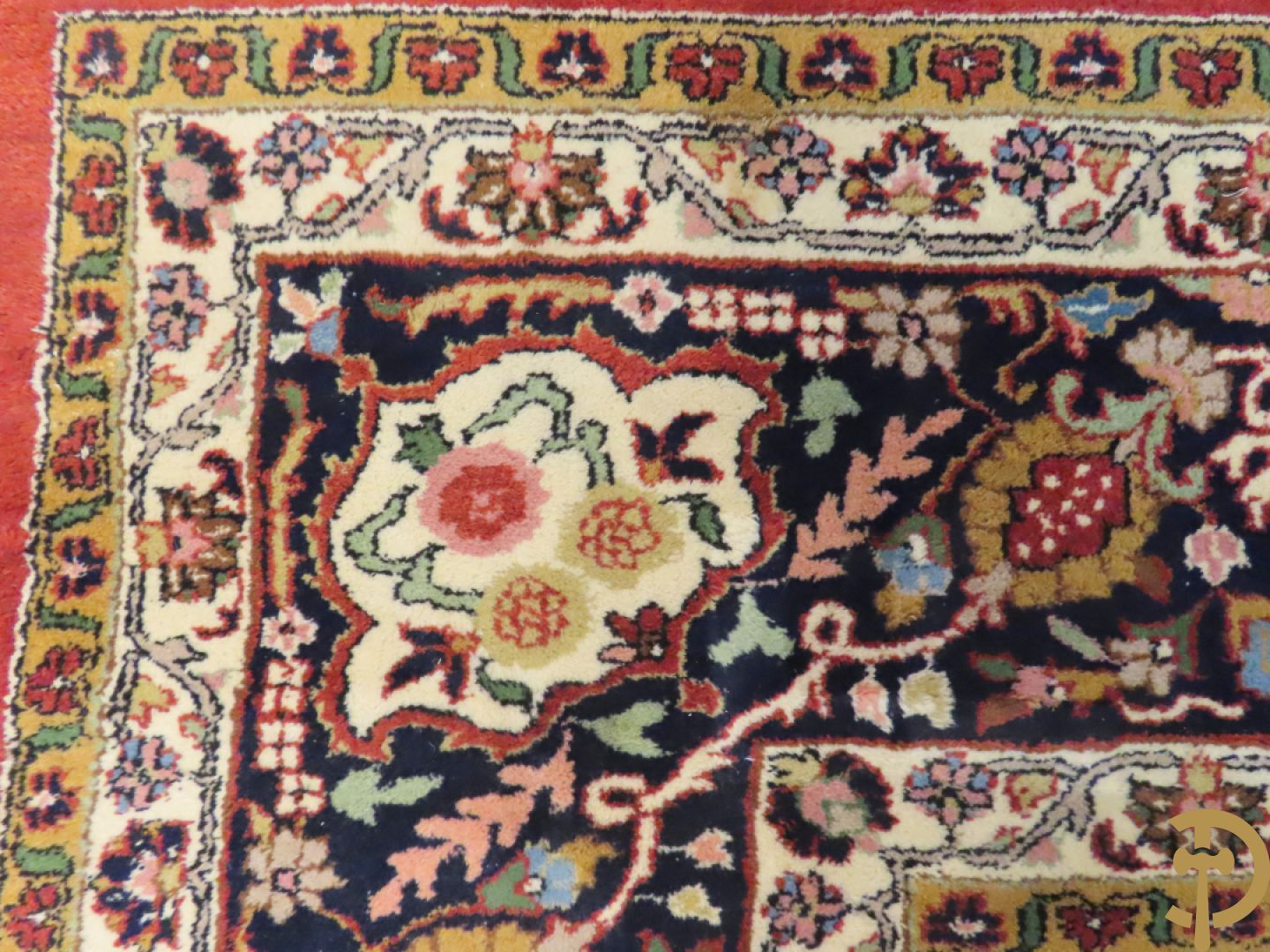 Oosters handgeknoopt tapijt met centraal medaillon en bloemenmotieven op rode fond, Tabriz