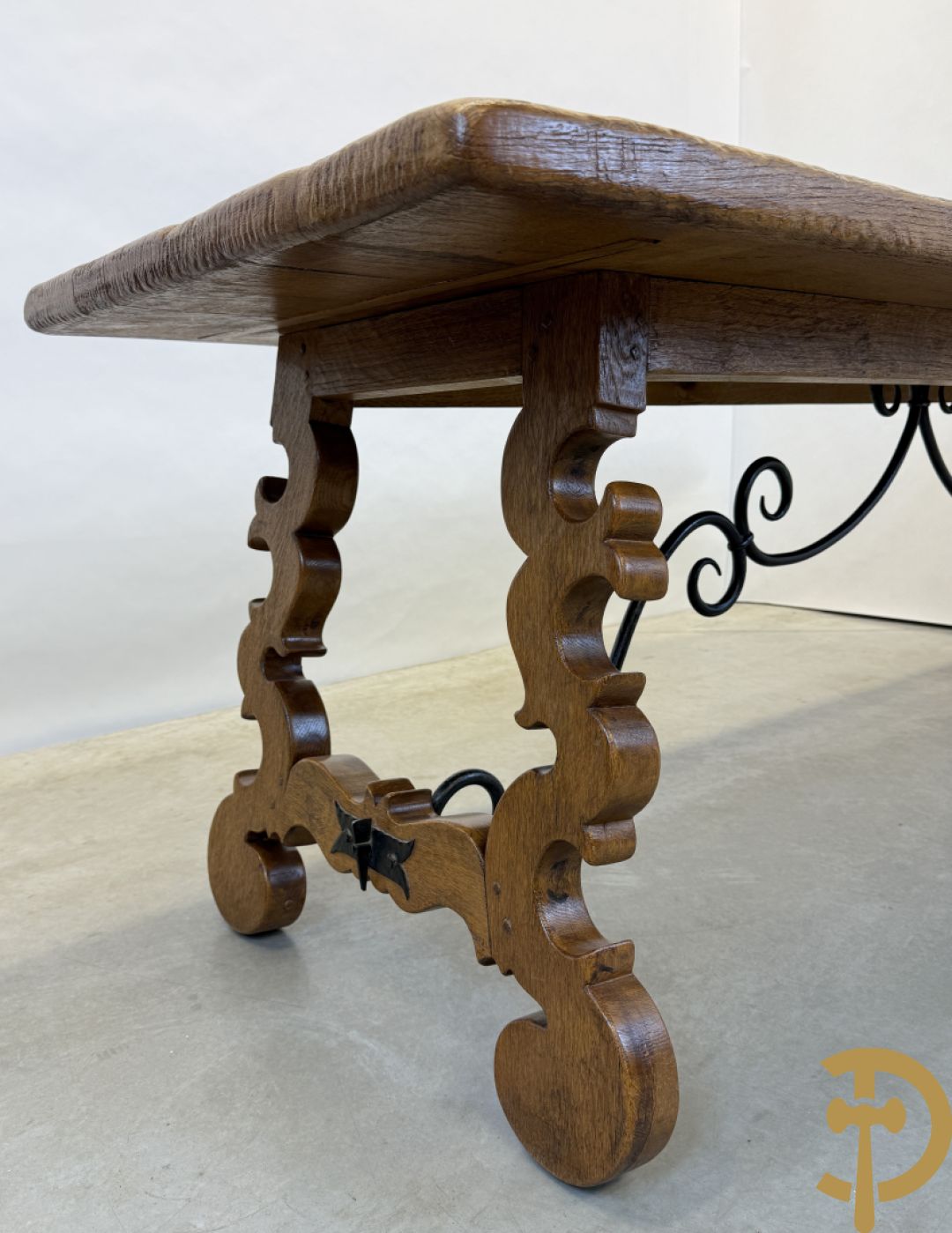 Massief eiken tafel met wangen en smeedijzer verbonden + 6 hoogleunige stoelen + 2 armzetels