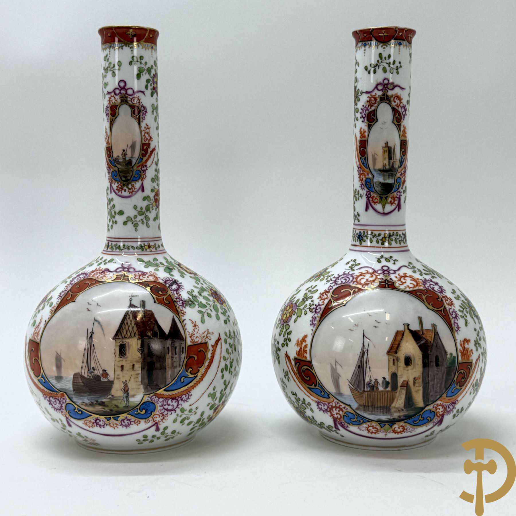 Paar kalebasvormige porseleienen vazen met antieke havenzichten + porseleinen vaasje met havenscènes, onderaan gemerkt