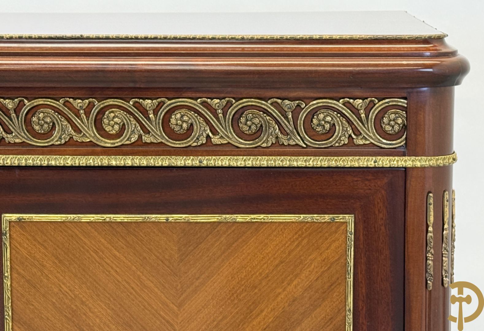 Notelaren tweedeurskast met bronsbeslag