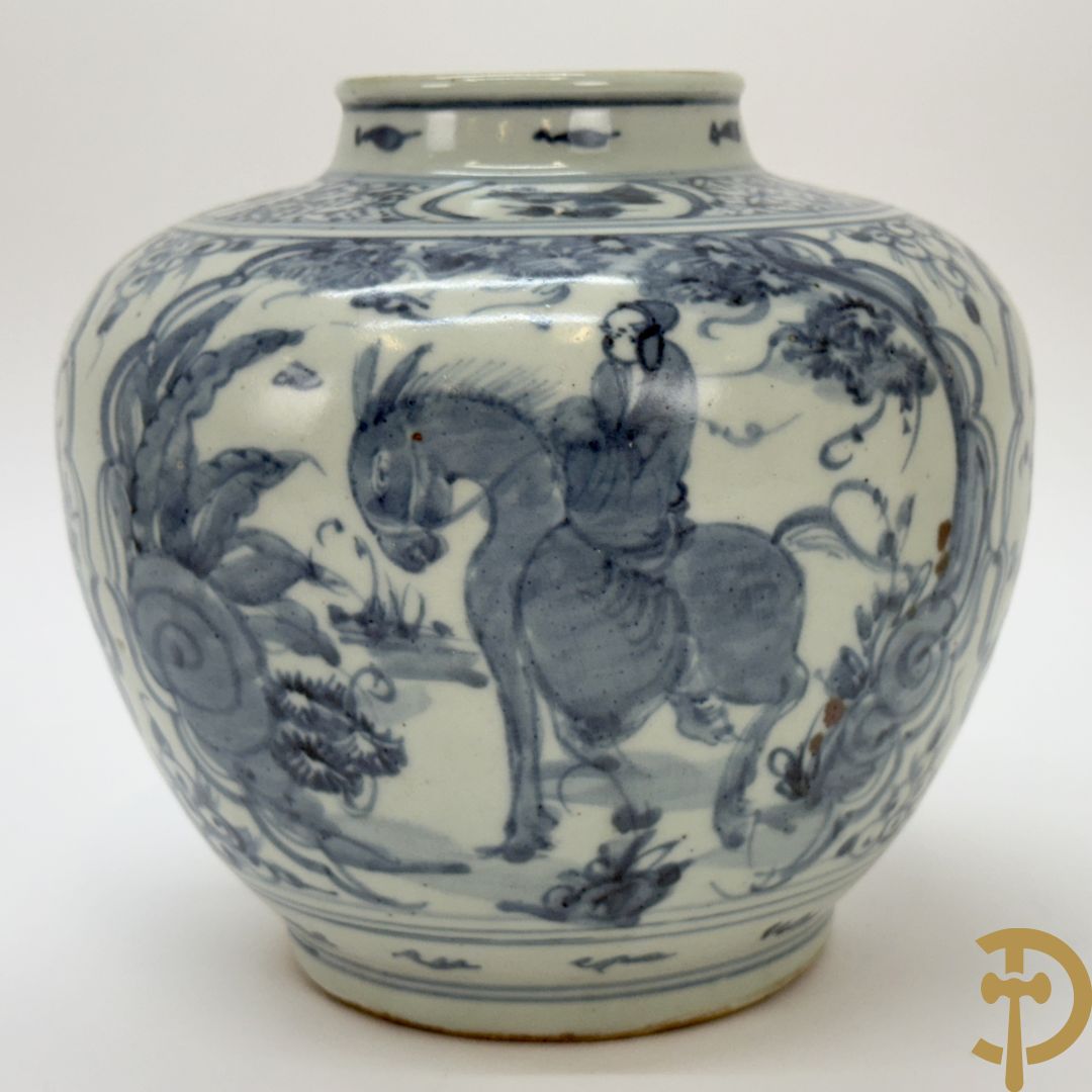 Porseleinen Chinese bolvormige vaas met geanimeerde taferelen + Chinees aardewerken vaasje