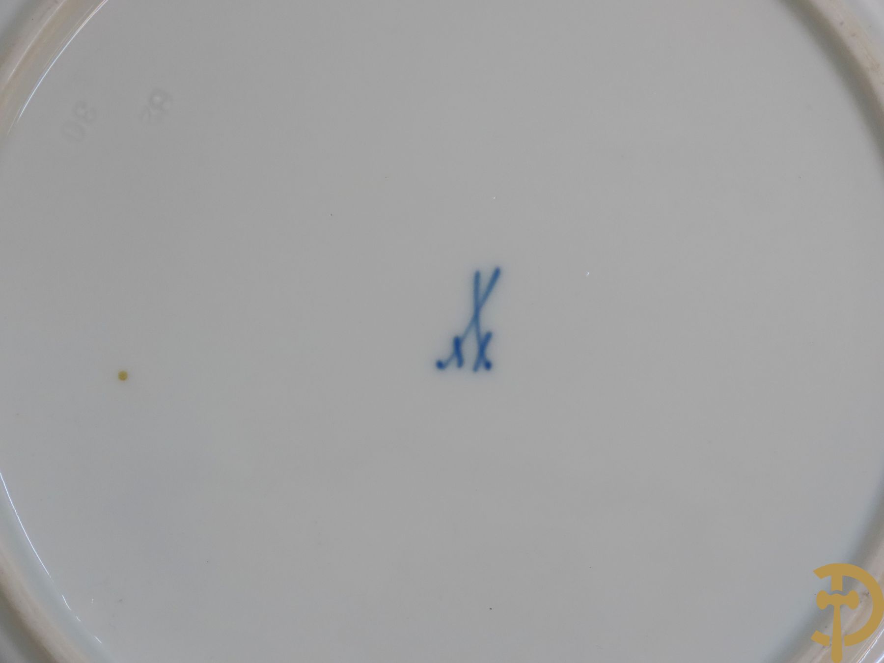 Zes porseleinen borden onder gemerkt met zwaarden / Meissen : 1 bord met stadstafereel, 1 verlucht bord met drakendecor, 1 bord met vogeldecor, 1 met bloemen en 2 met bloemendecor omgeven door vergulde rand