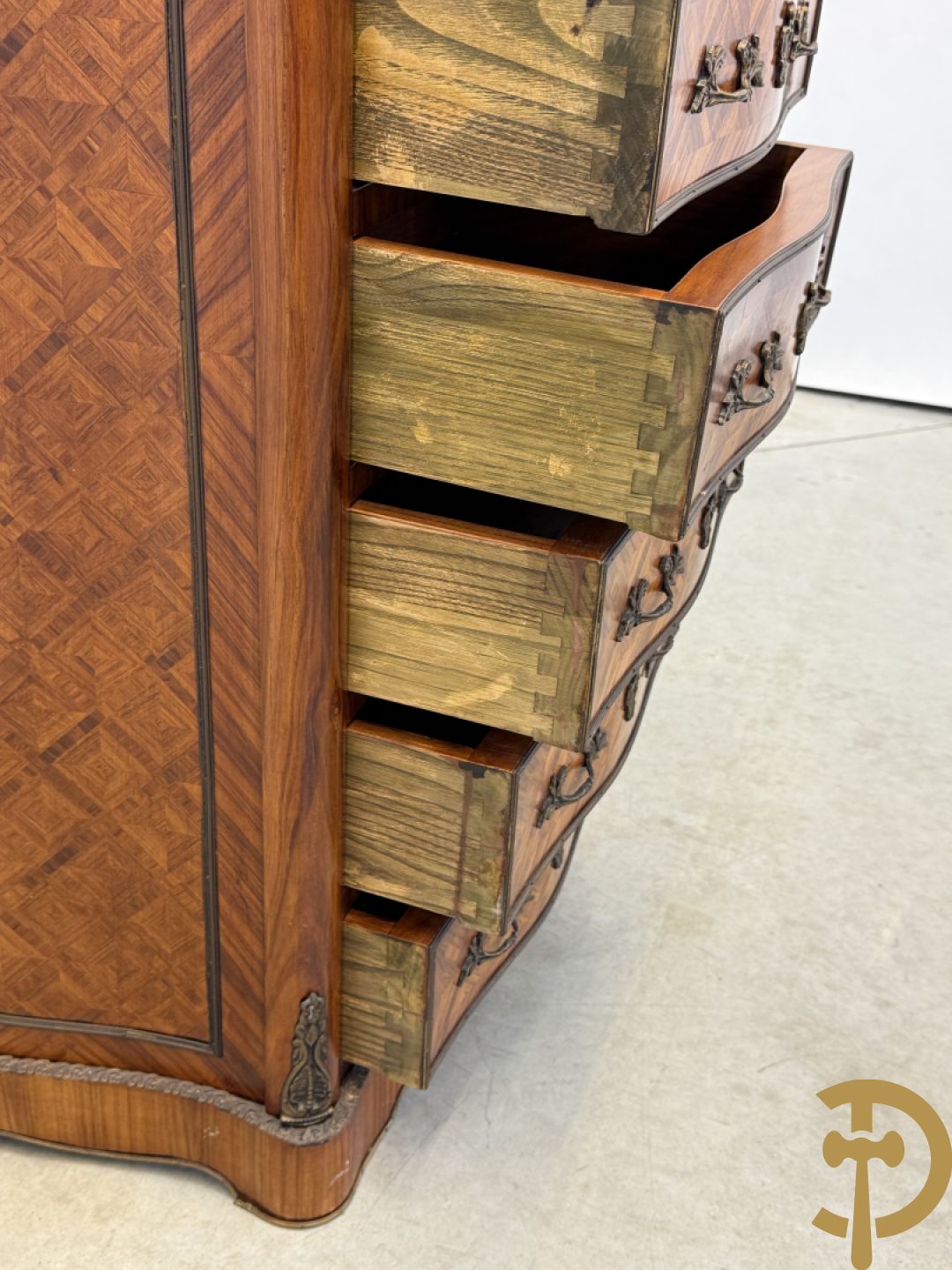 Gemarketteerde notelaren zevenladenkast bezet met bronsbeslag en marmeren blad