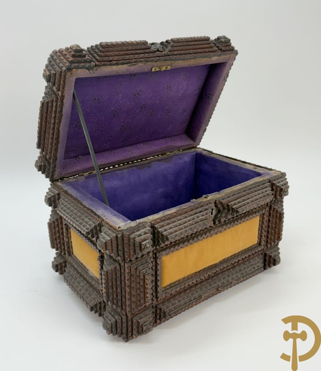 Schatkistje in gekarteld hout met velours bezet