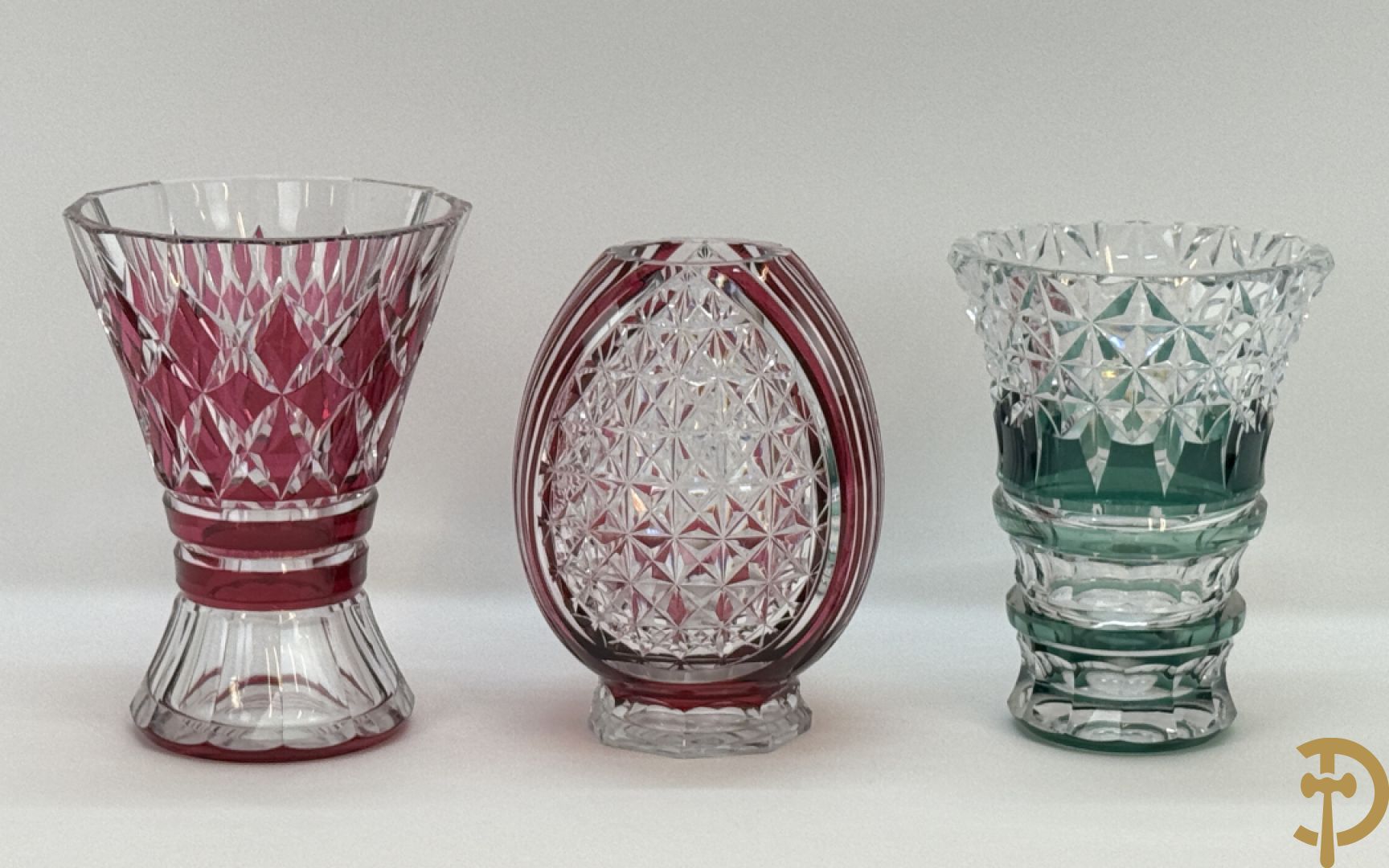 Gekleurde bolvormige kristallen handgeslepen Val-Saint-Lambert vaas, gemerkt 1197 + groene krsitallen Val-Saint-Lambert vaas + rode geslepen Val-Saint-Lambert vaas