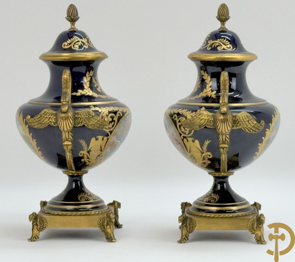 Paar porseleinen Sèvres cassolettes met handbeschilderd romantisch decor op blauwe fond, zijdelings met bronzen zwanen, Chateaux de Sceaux  gemerkt onderaan, Missant J. getekend