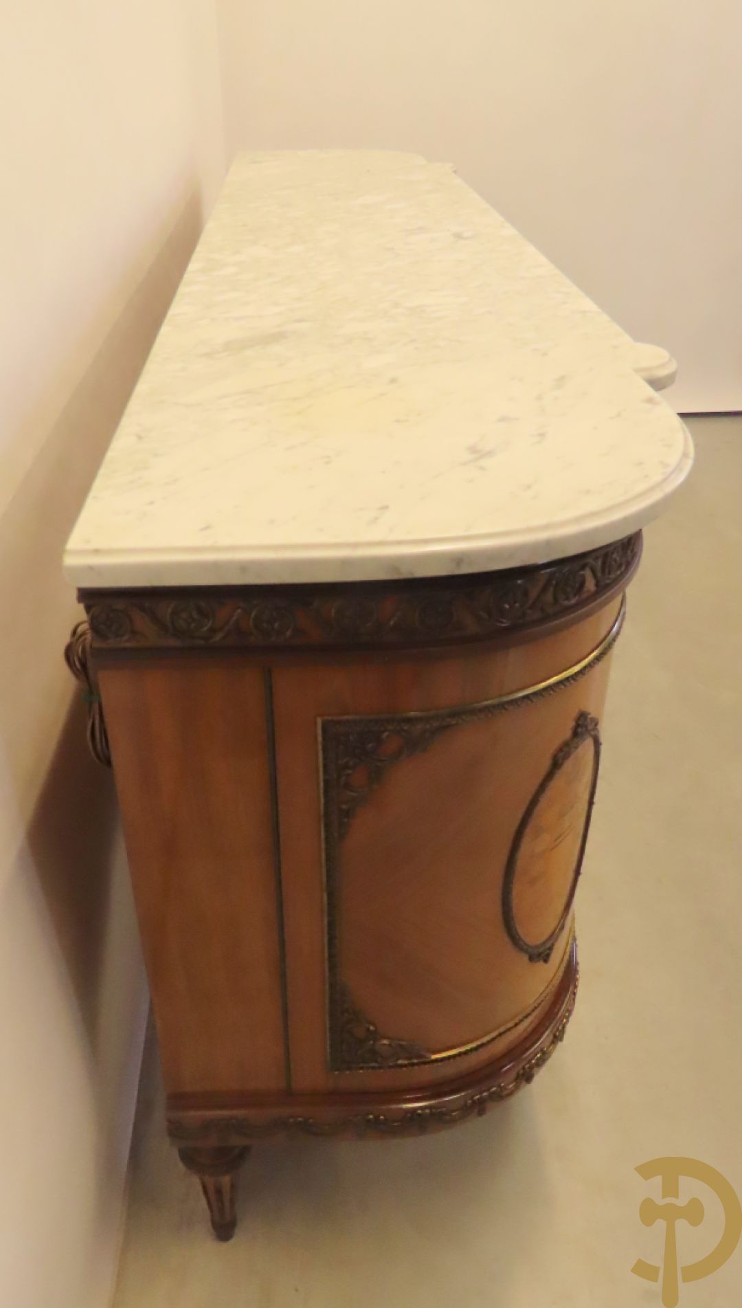 Notelaren eetkamer Louis XVI stijl bestaande uit vijfdeursdressoir met bloemenmarquetterie, bronsbeslag en wit marmeren blad, ovale uittrekbare tafel, 6 stoelen met leder bekleed en gegalbeerde vitrine met geslepen ruitjes