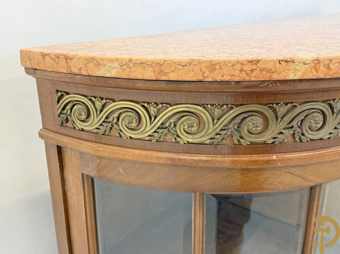 Art deco Decoene vierdeursdressoir in notelaar fineer met gebogen beglaasde deuren opzij en bezet met bronzen ornamenten - bovenaan met marmeren blad