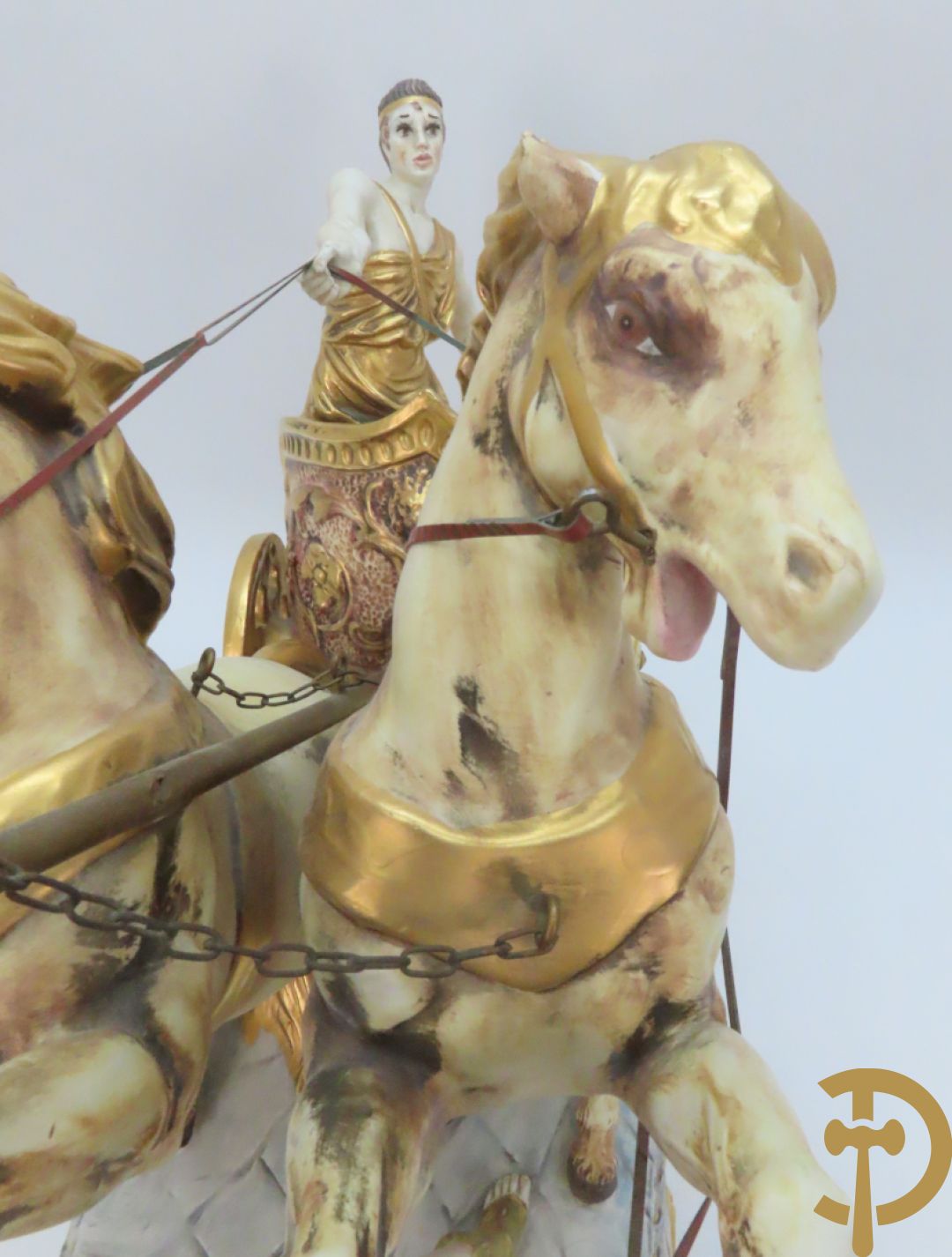 Beeld van strijdwagen met steigerende paarden 