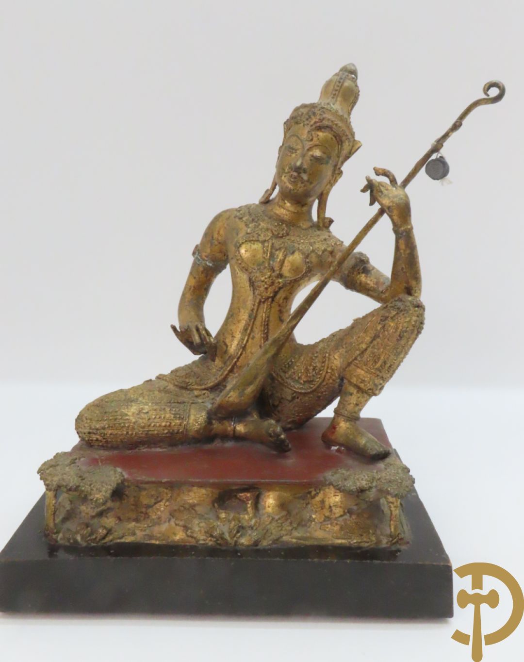 Orientaalse kopersculptuur van driekoppige olifant met boedhisatsvat + koperen boedhistische figuur met snaarinstrument