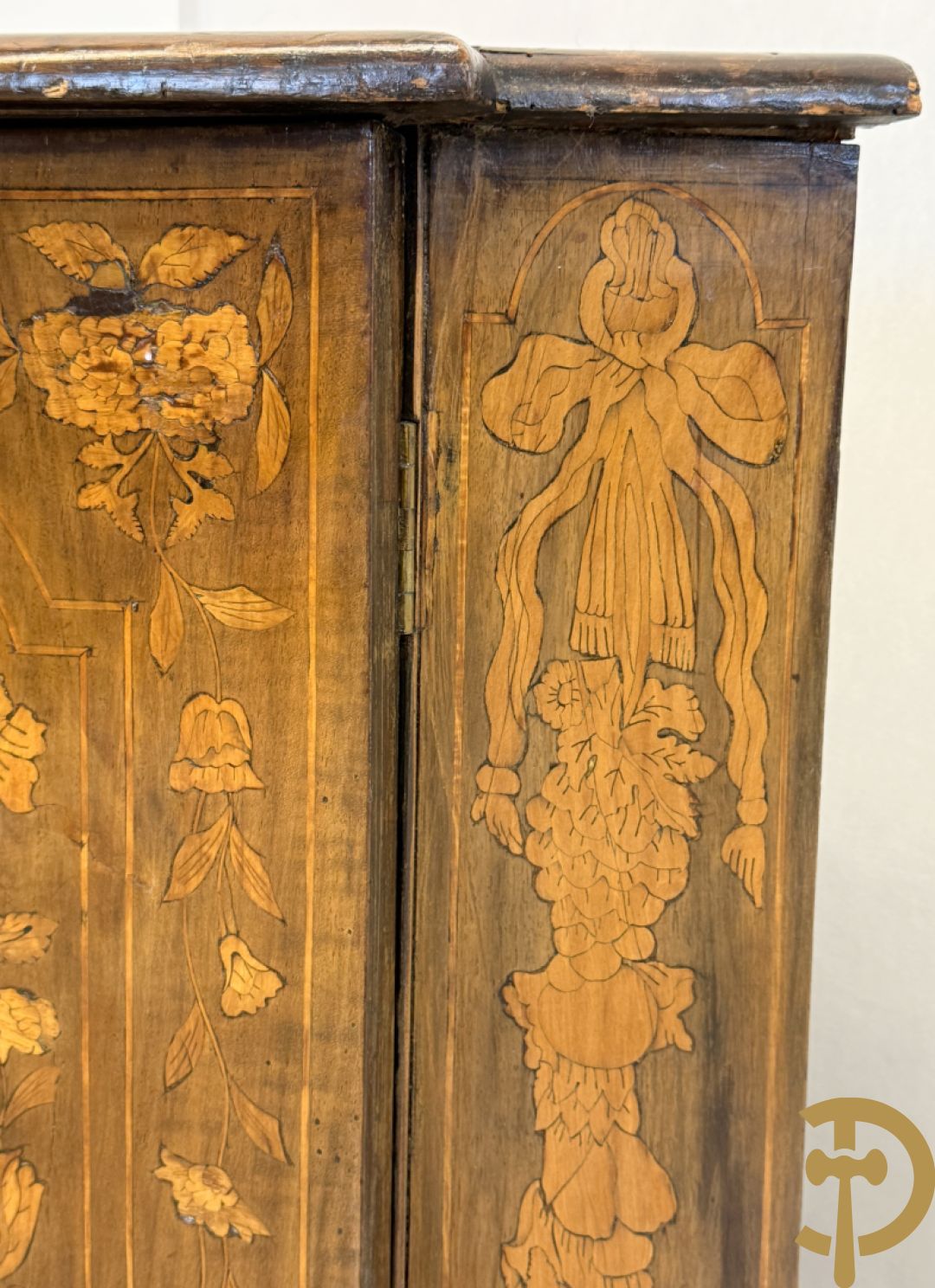 Hollandse ééndeurs hoekkast met gemarketteerd bovenblad met bloemenmotieven- deur met amfoor,  bloemen en bovenaan met papegaai