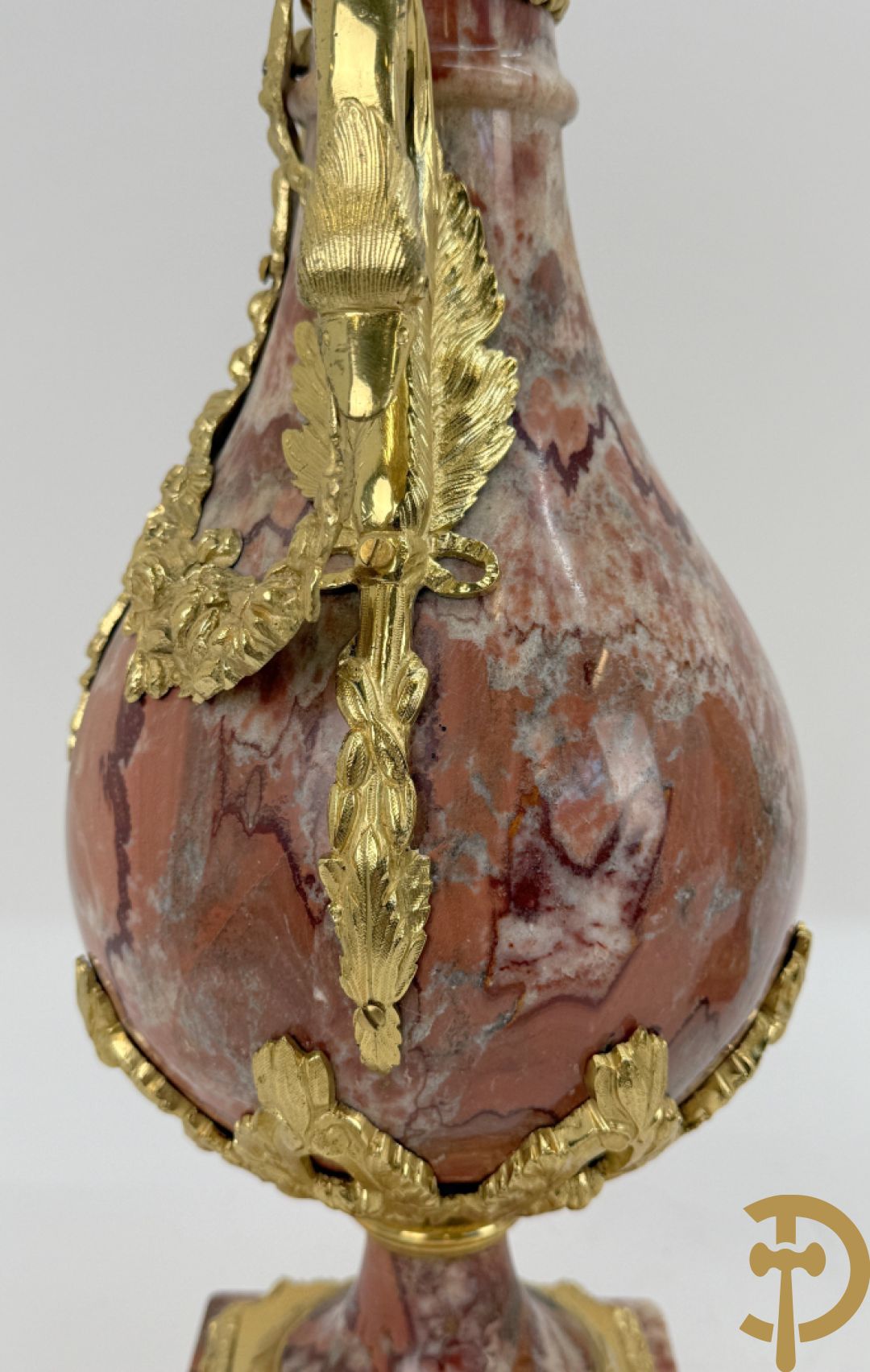 Paar marmeren cassolettes met zwanehalzen en guirlandes