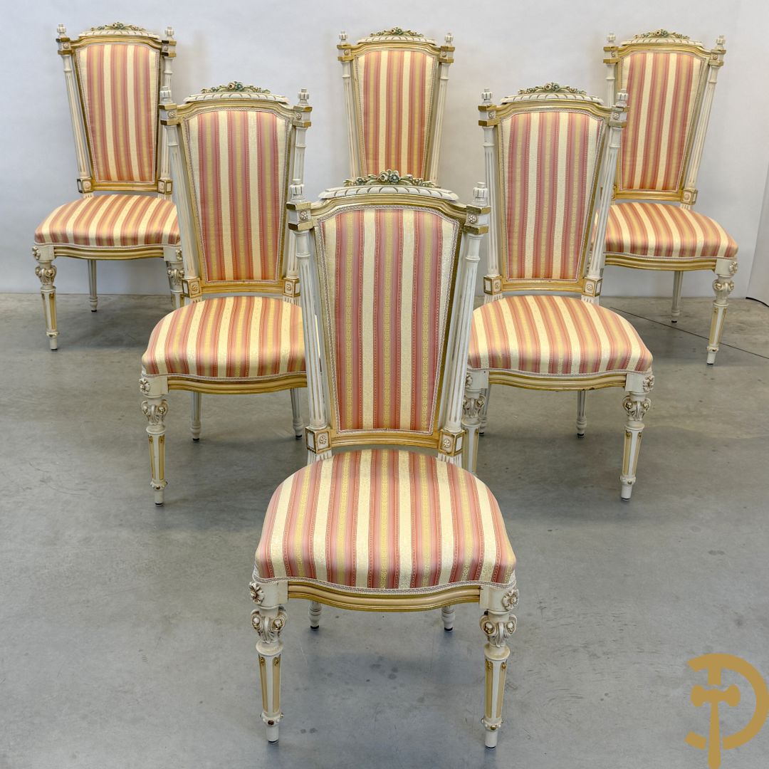 Italiaanse eetkamer met beschilderd bloemenmotief bestaande uit vierdeursdressoir met beschilderde bloemenmotieven, accanthusranken en glazen blad, tafel op gesculpteerde poten en 6 stoelen