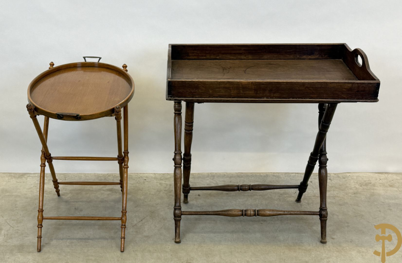 Engelse butlertray met rechthoekige plateau en Engelse butlertray met ovale plateau