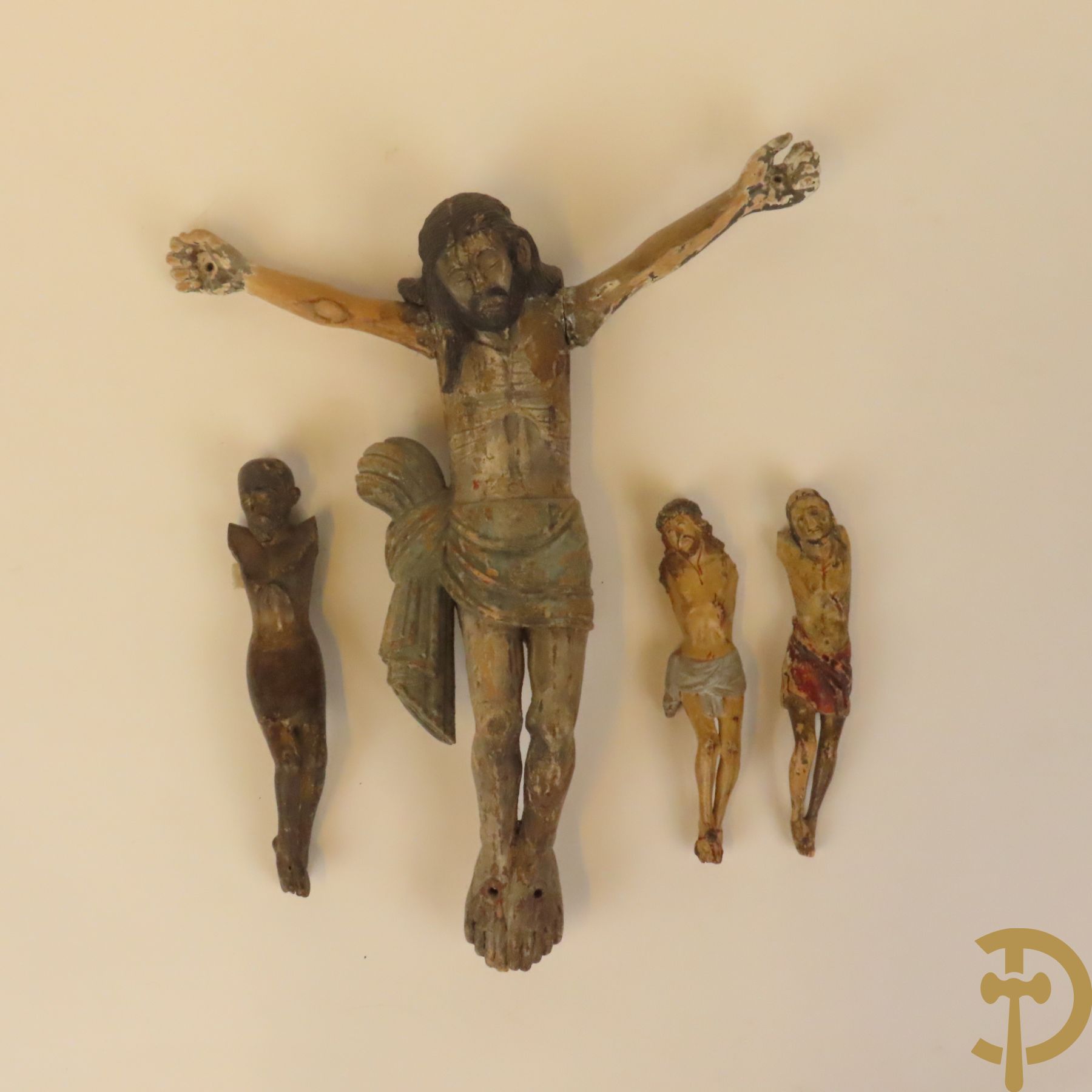 Vier houtgesculpteerde corpussen