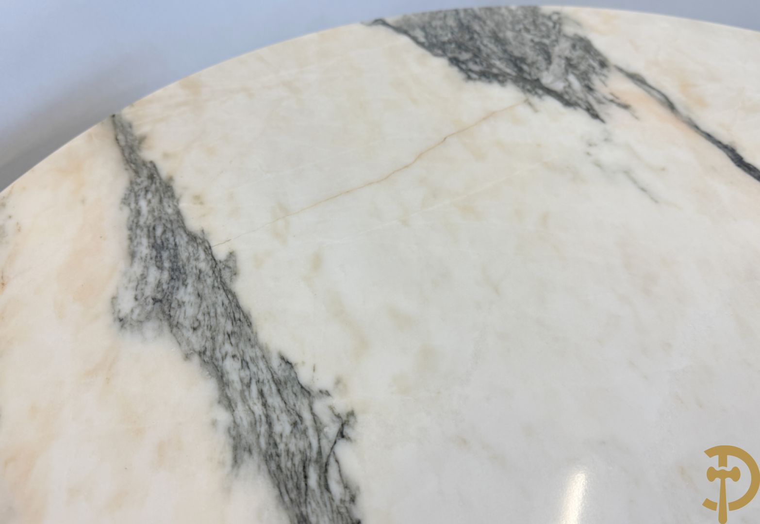 Ronde salontafel met bronsbeslag en marmeren blad op gecanneleerde poten