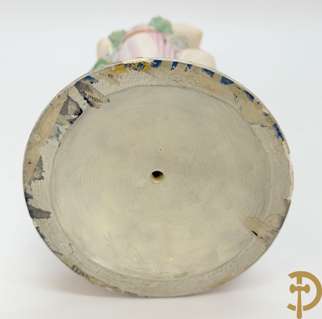 Onleesbaar getekend links achter 