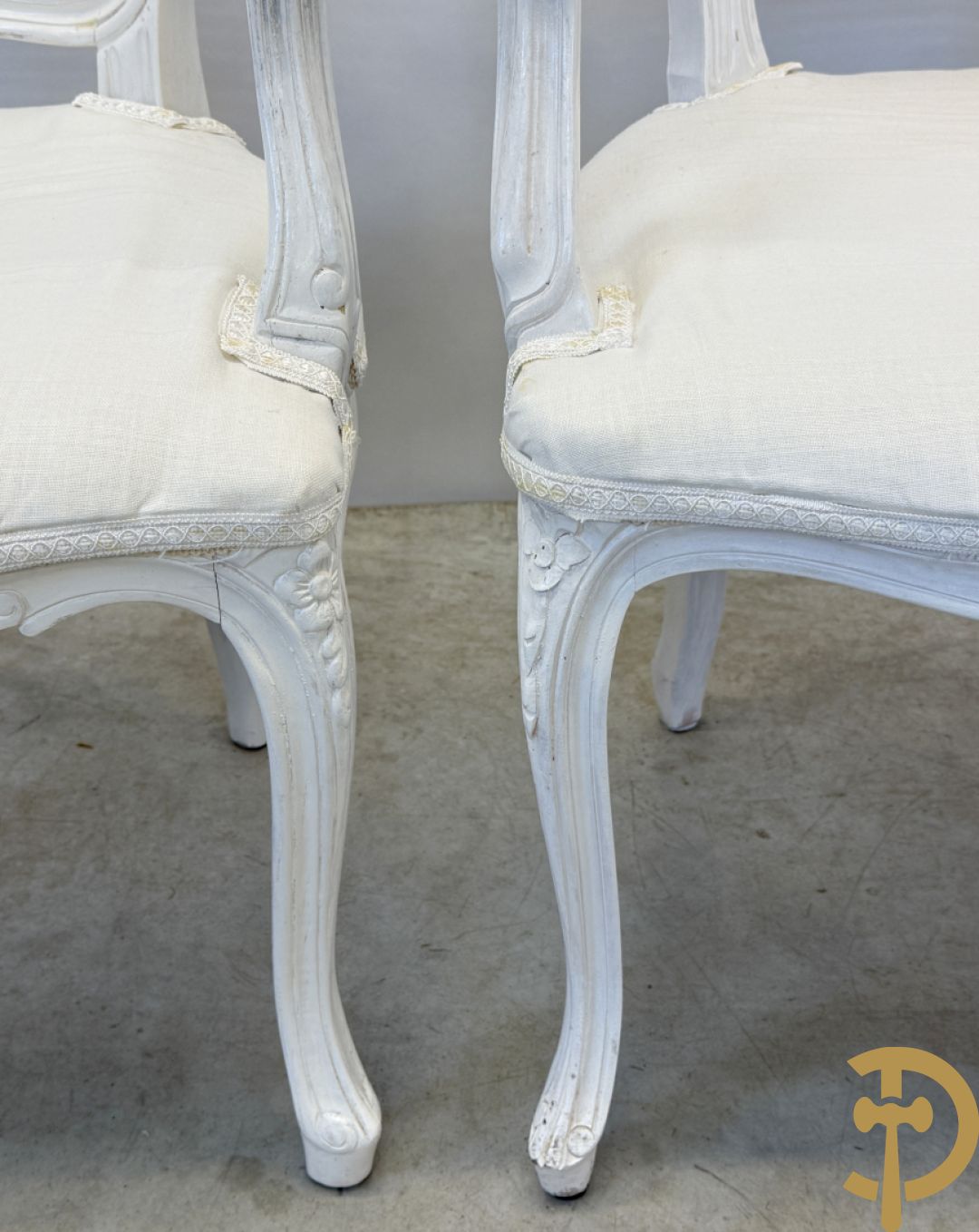 Paar gemonochromeerde Louis XV armzetels met gecanneerde rug + 2 gestoffeerde Louis XV armzetels