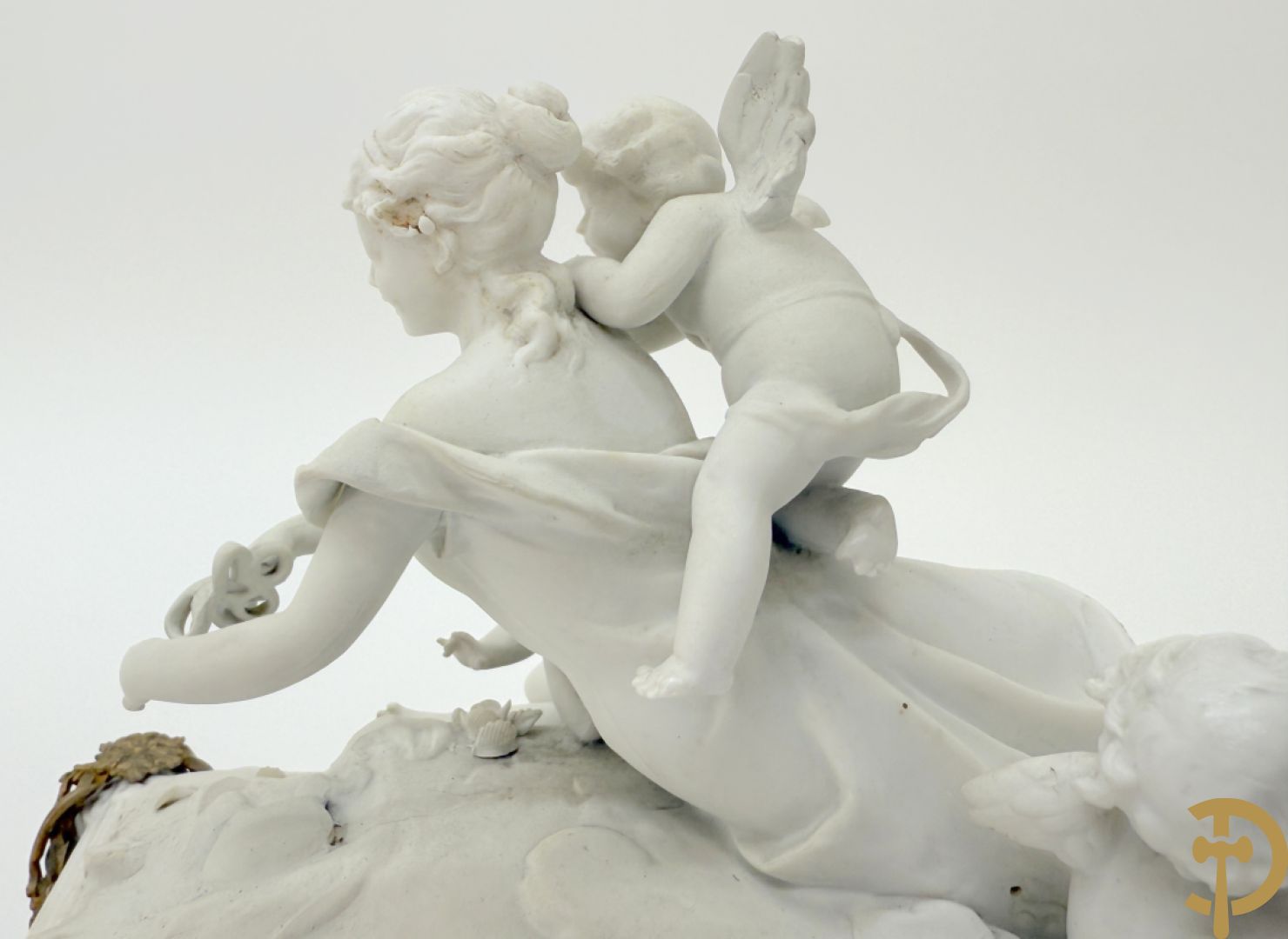 Biscuittafereel met dame met strik en 3 cupido