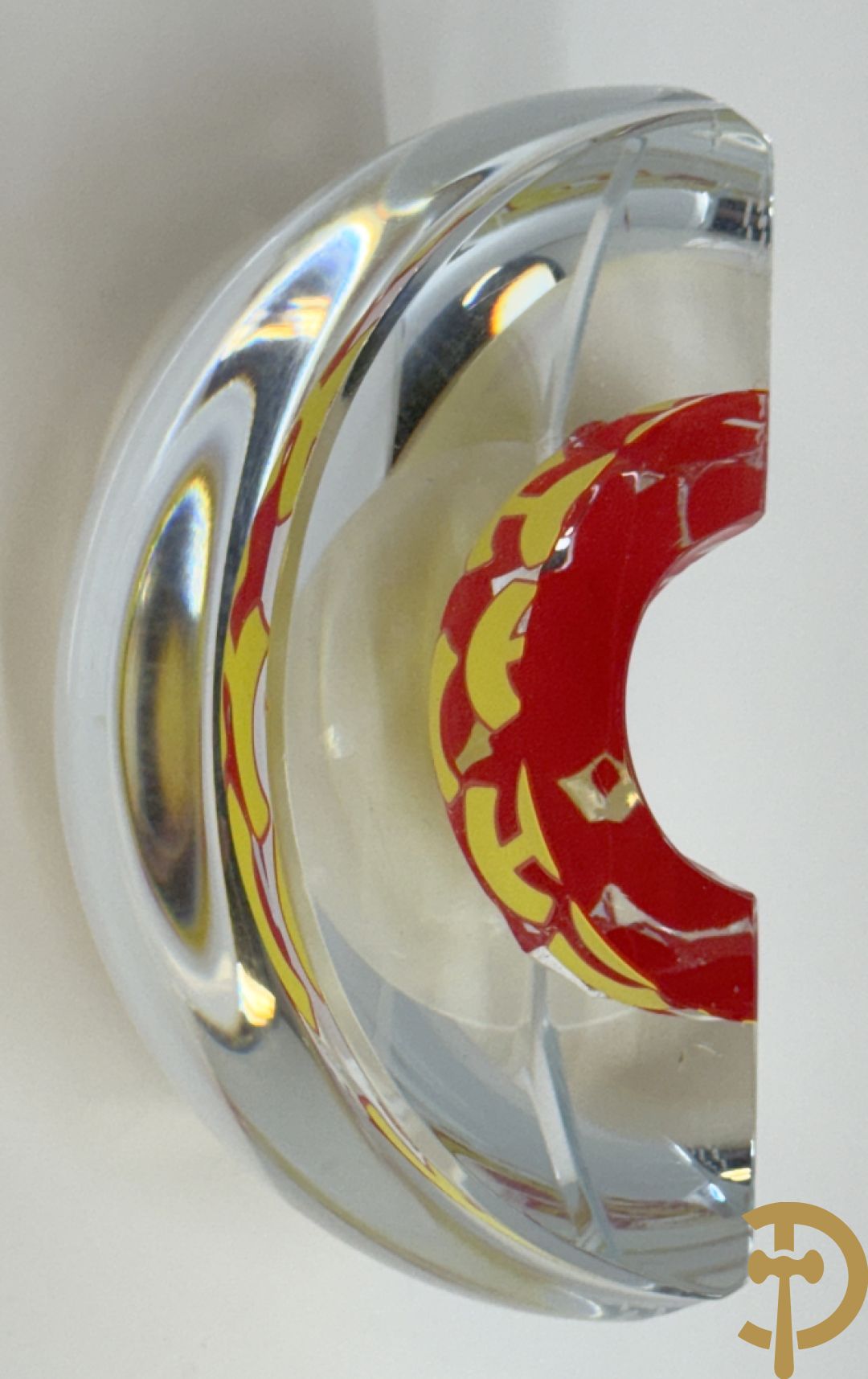 MAPSTEVENS getekend 2000 - Kristallen half bolvormig sierstuk met geel/rode motieven