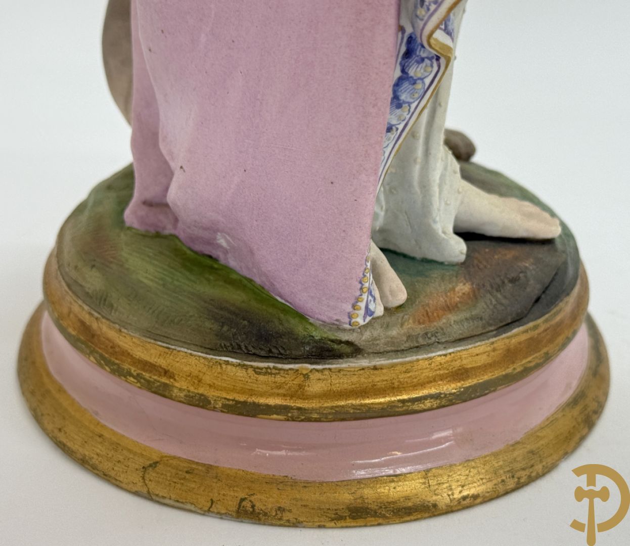 Paar Franse biscuits van elegante dame met hond en dame met bloemen op schouder