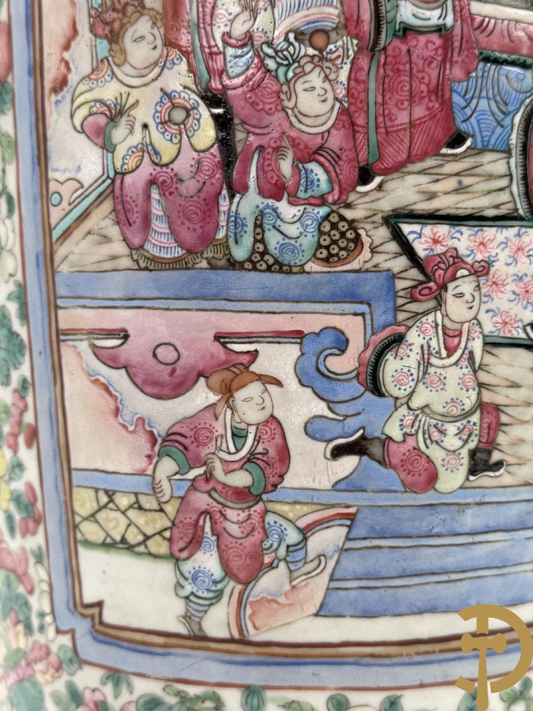 Chinese porseleinen vaas met geanimeerd decor en fond van bloemen, Kanton 19e