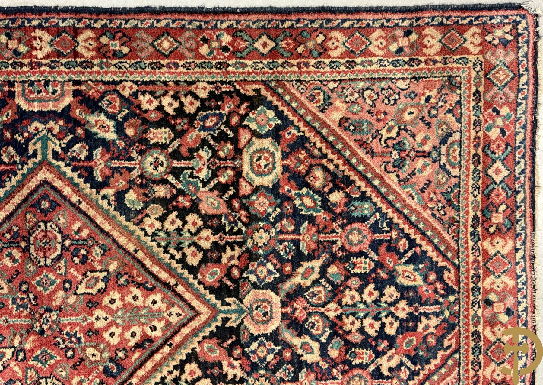 Drie oosterse handgeknoopte tapijten met blauwe fond