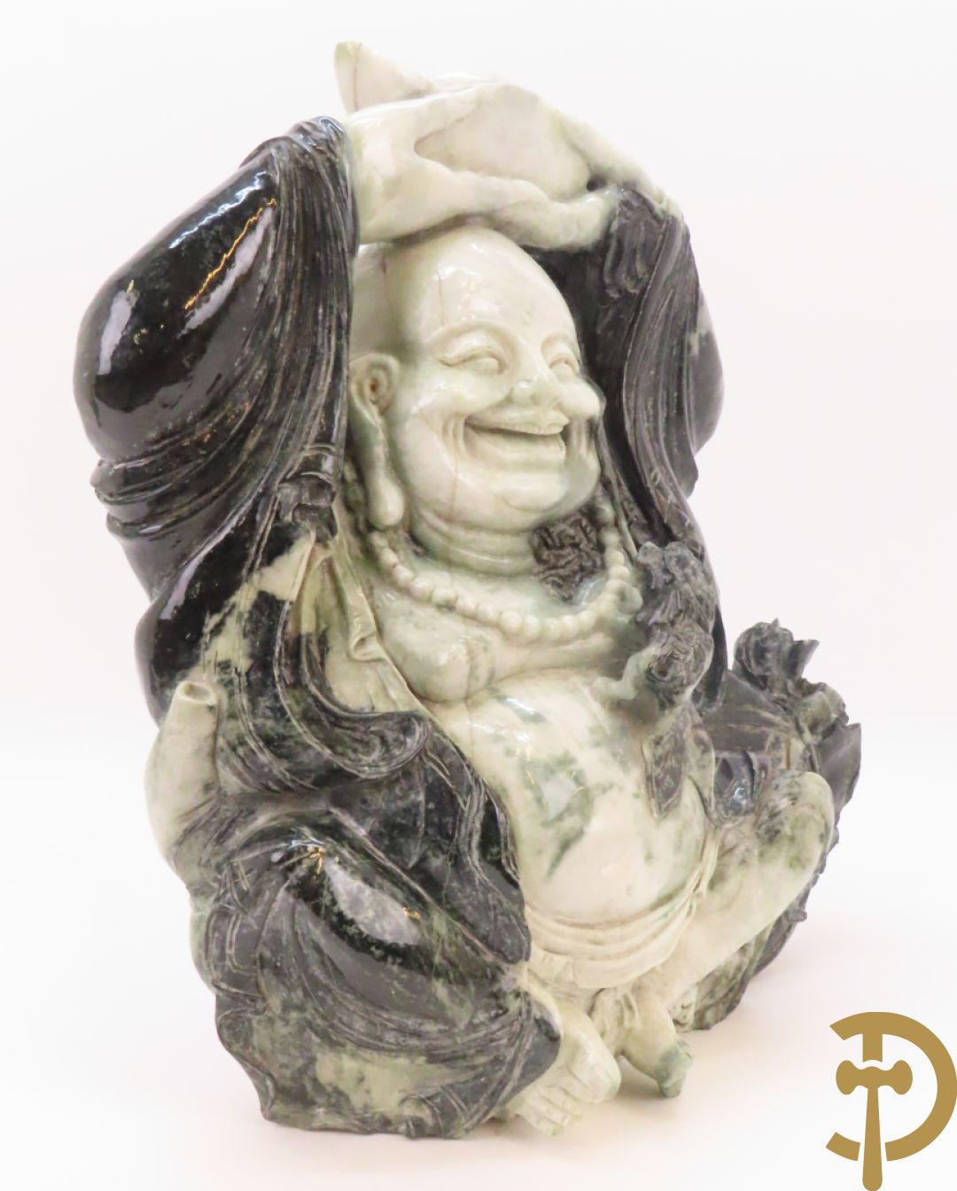 Zittende lachende boedha met kralenkrans en fo hond in gesculpteerde tweekleurige nefriet