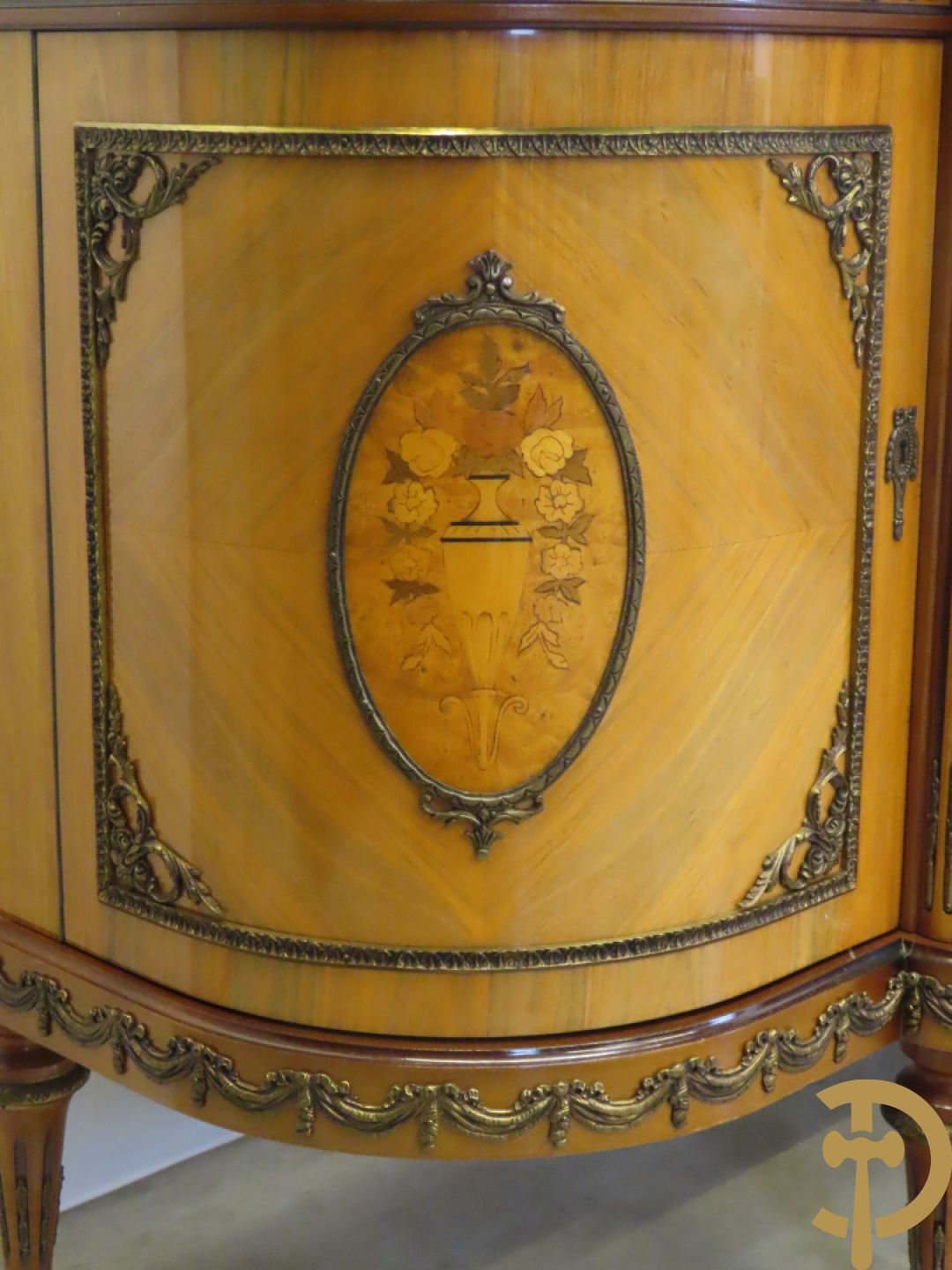 Notelaren eetkamer Louis XVI stijl bestaande uit vijfdeursdressoir met bloemenmarquetterie, bronsbeslag en wit marmeren blad, ovale uittrekbare tafel, 6 stoelen met leder bekleed en gegalbeerde vitrine met geslepen ruitjes