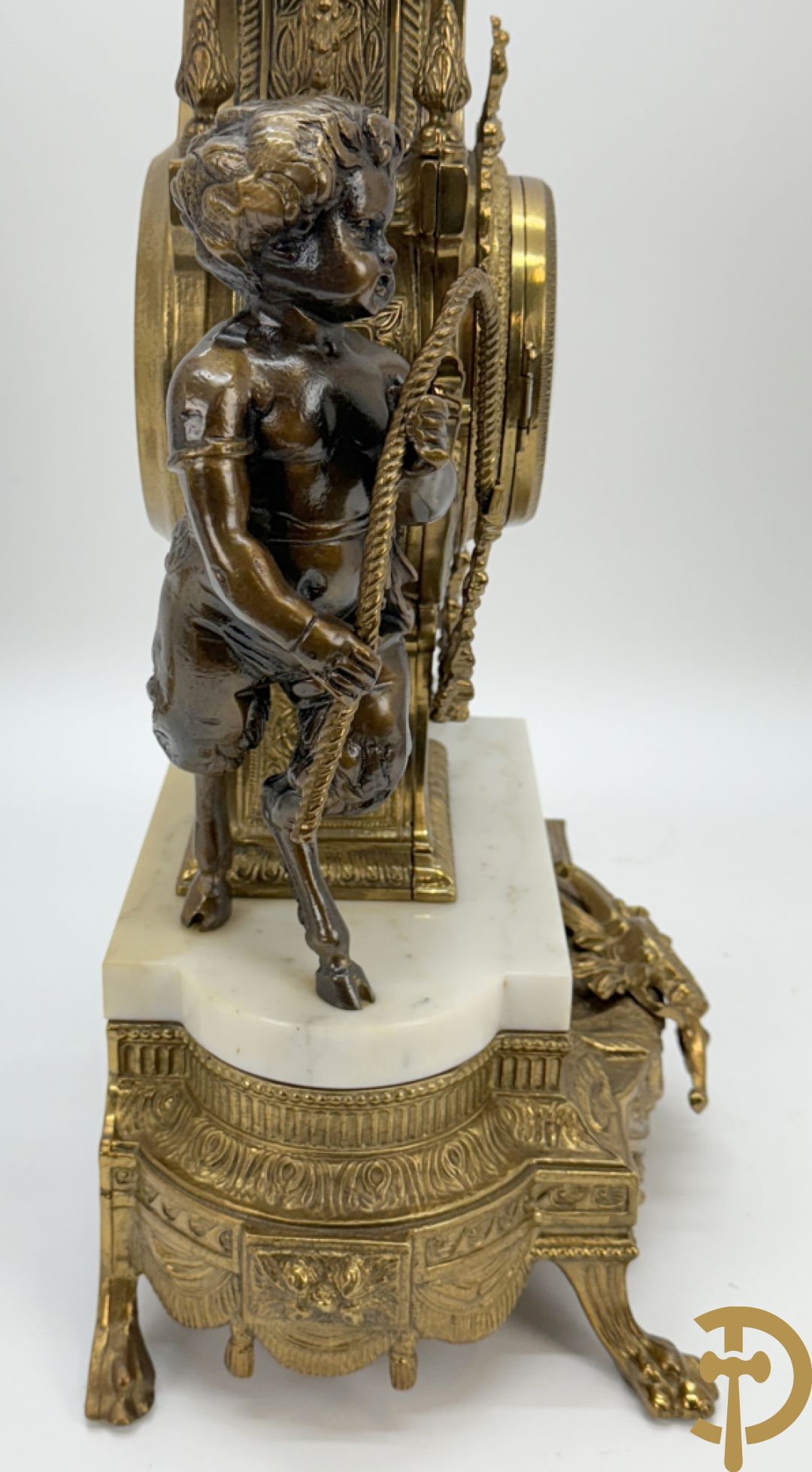 Driedelige koperen garnituur, centraal met harp geflankeerd door paar cupido