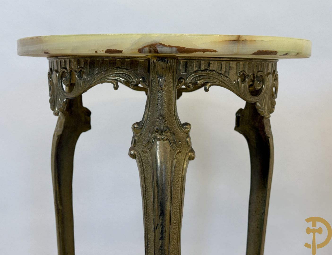 Paar koperen sokkels met Louis XV motieven en 2 étages op drie voluutvormige poten - met onix marmeren blad