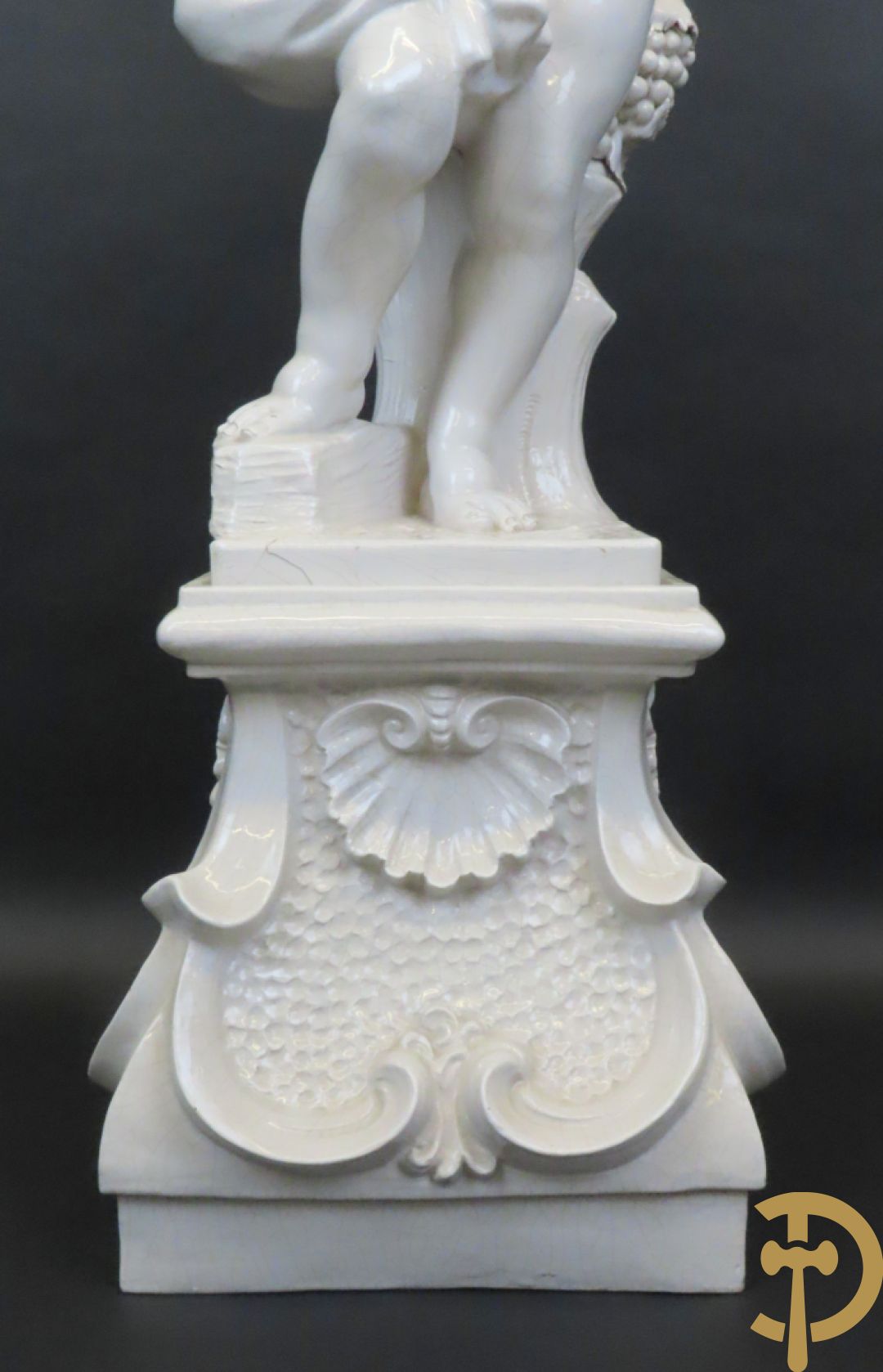 Engel met druiventrossen in Italiaanse majolica op sokkel