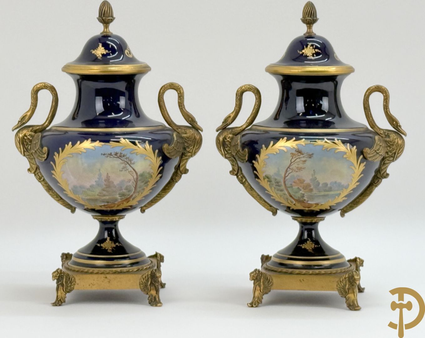 Paar porseleinen Sèvres cassolettes met handbeschilderd romantisch decor op blauwe fond, zijdelings met bronzen zwanen, Chateaux de Sceaux  gemerkt onderaan, Missant J. getekend