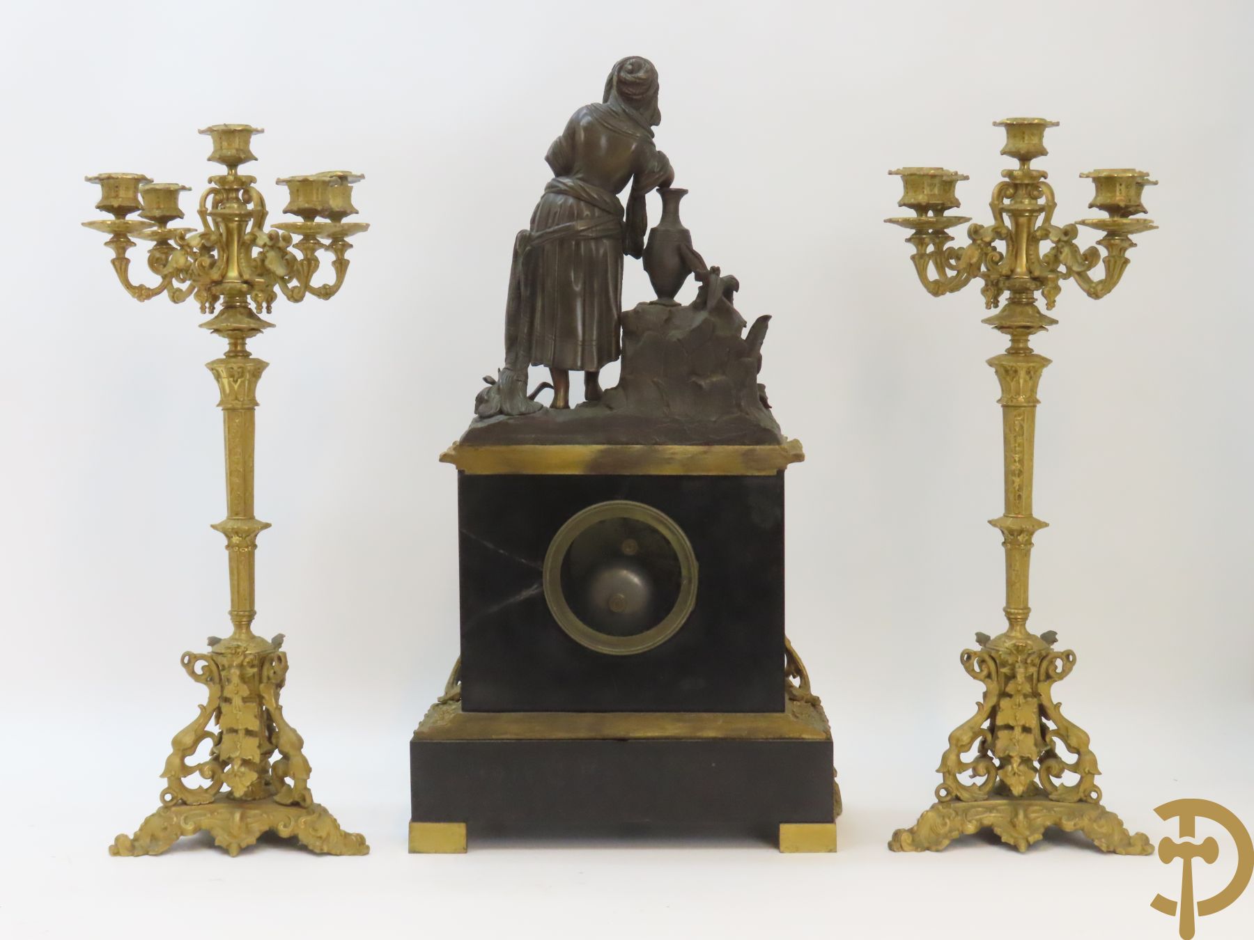 Napoleon III pendule met zwarte marmer, bovenaan bekroond met dame met amfoor en geflankeerd door paar bronzen kandelaars