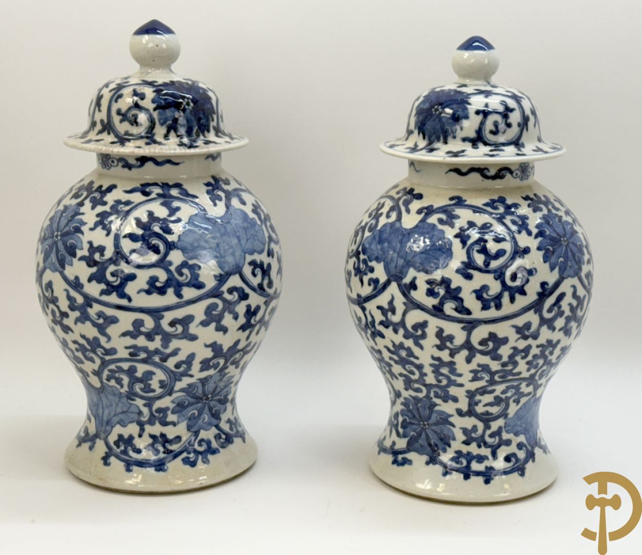 Paar Chinese dekselpotiches in blauw wit porselein met bloemendecor en accanthusranken