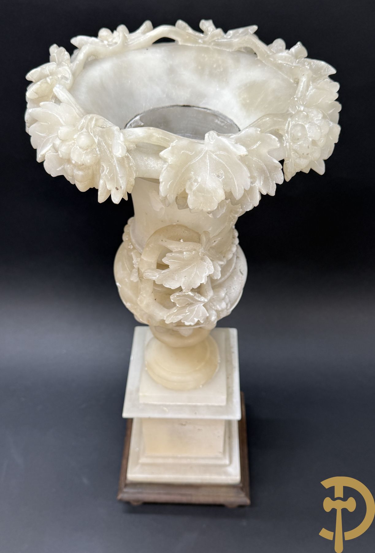 Paar handgesculpteerde albasten vazen met bloemen- en accanthusranken