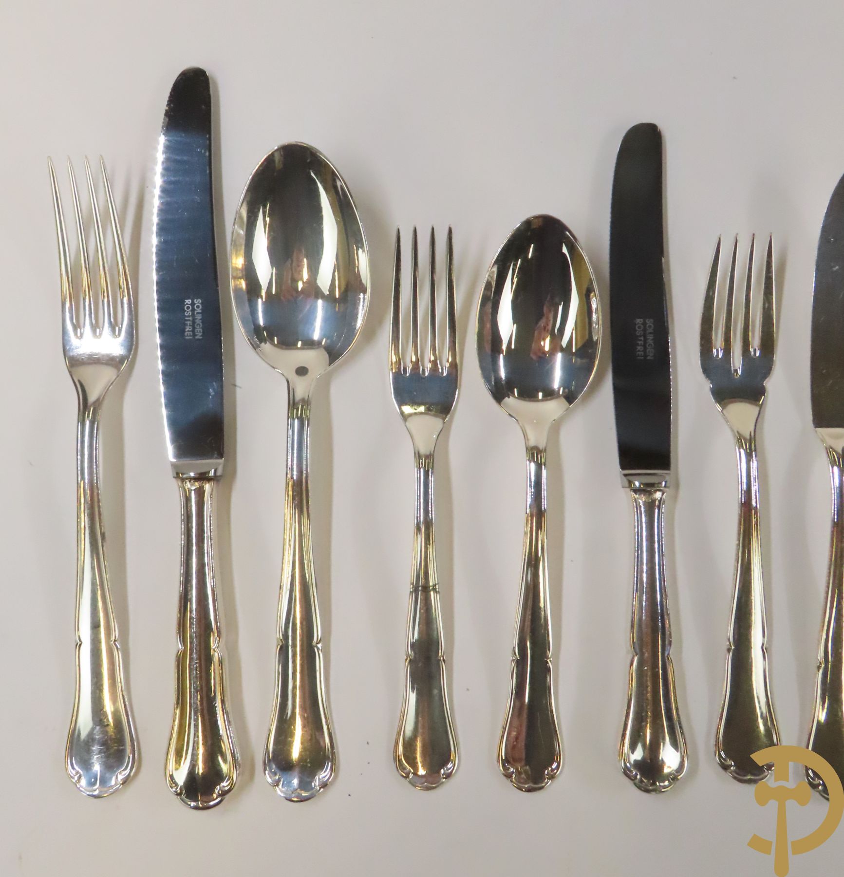 Massief zilveren Duits bestek in koffer bestaande uit 12 lepels, 12 vorken, 12 dessertlepels, 12 dessertvorken, 12 messen, 12 dessertmessen, 12 visvorken, 12 vislepels, 12 ijslepels, 12 mokkalepels, 12 kreeftenvorken, 12 kleine vorkjes, 3 koffielepeltjes en 14 losse stukken