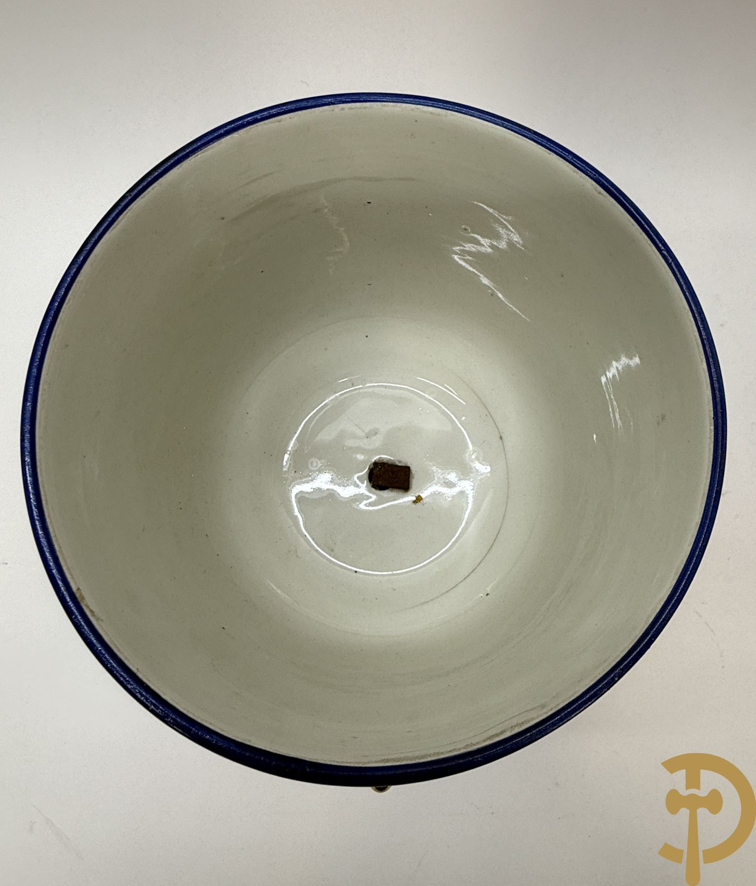 Paar roze gekleurde porseleinen coupes met idyllisch landschap in decalcomanie decor met vergulde rand