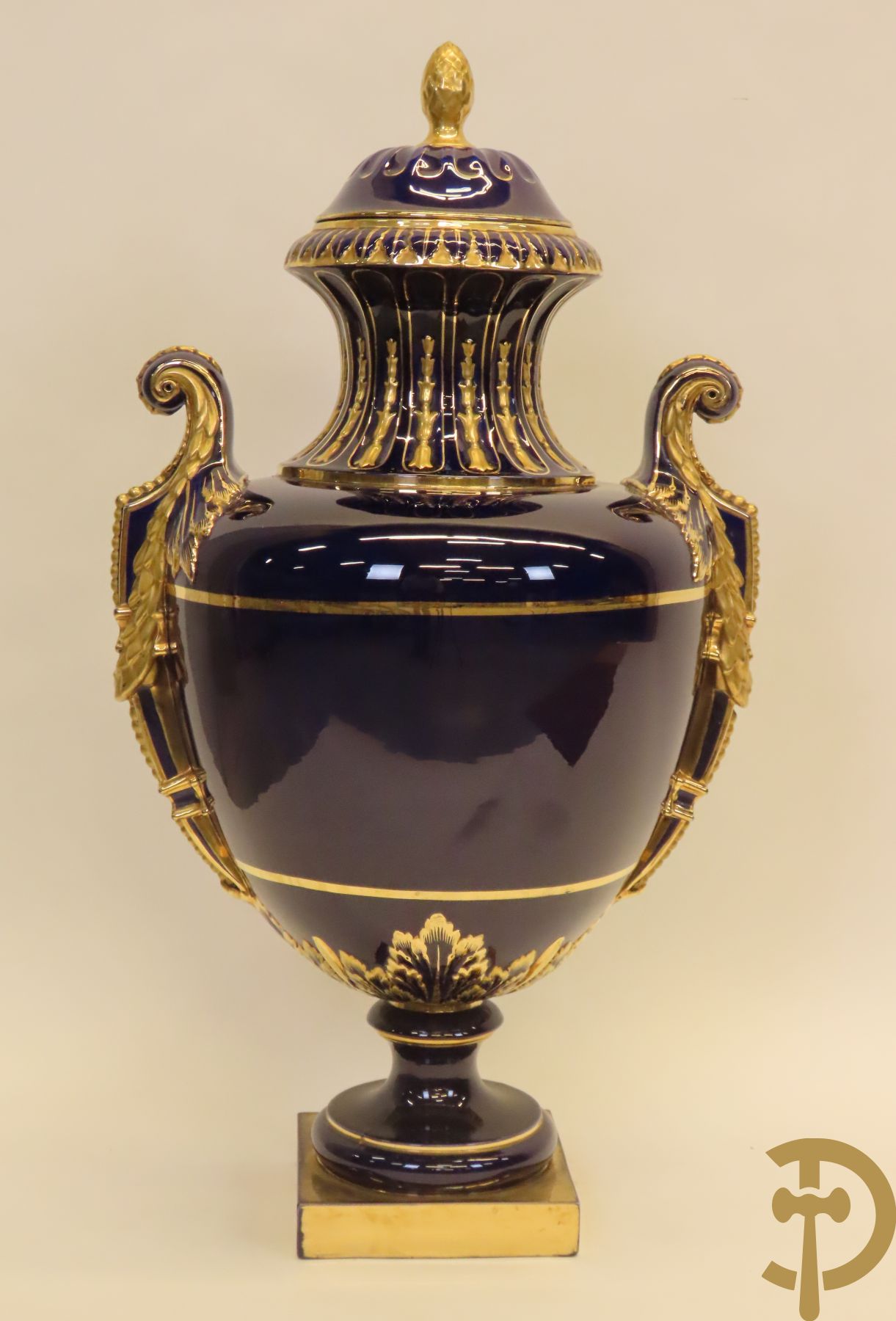 Grote kobaltblauwe porseleinen siervaas met deksel en accanthusranken opzij