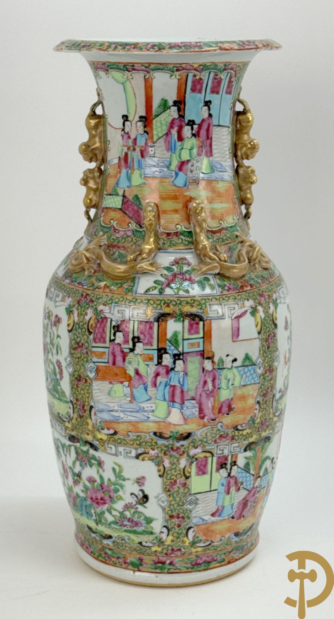 Chinese porseleinen Kanton vaas met geanimeerde taferelen en natuurdecor