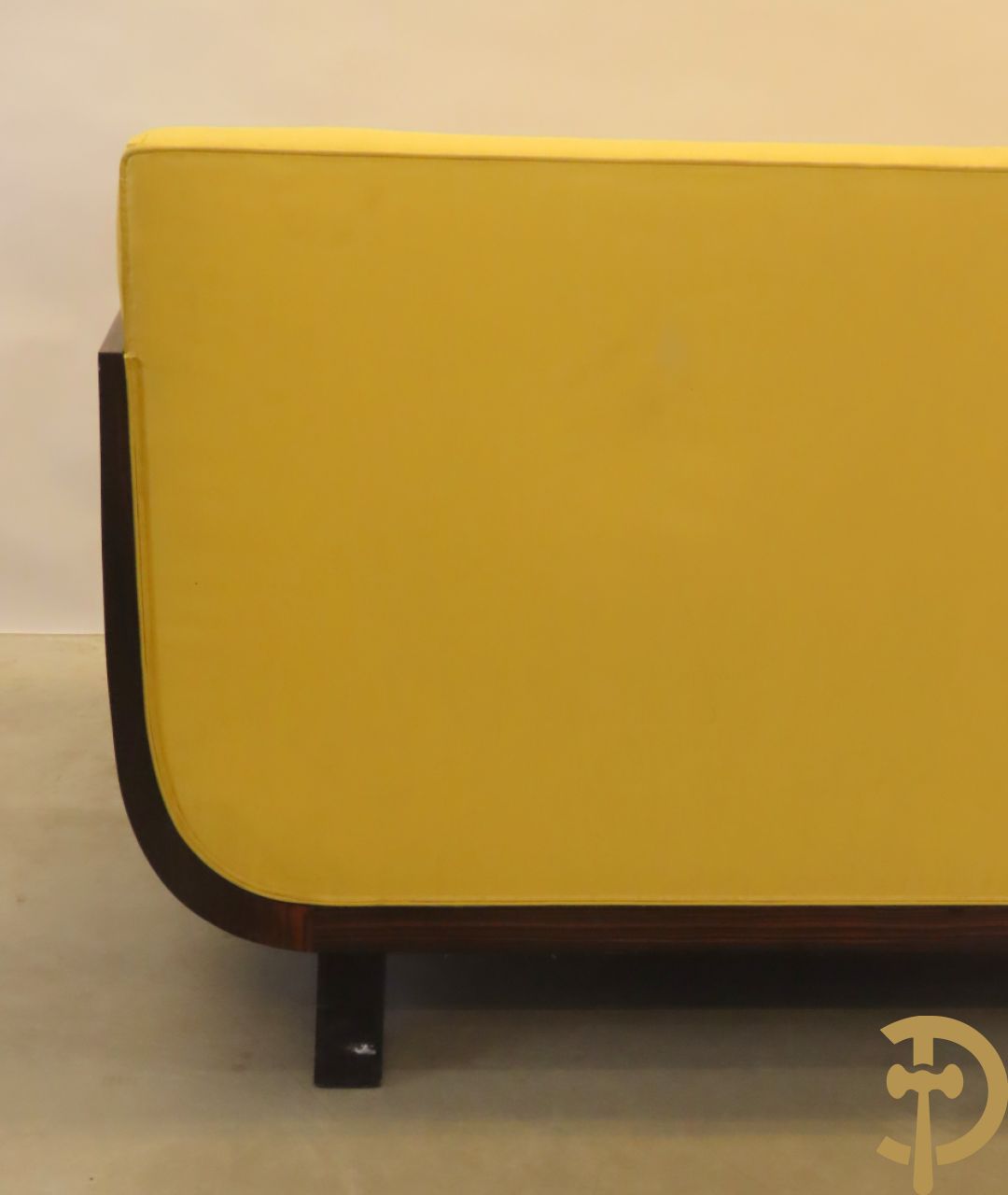 Canapé met gele zijden stof bekleed op palissander chassis, Art deco stijl
