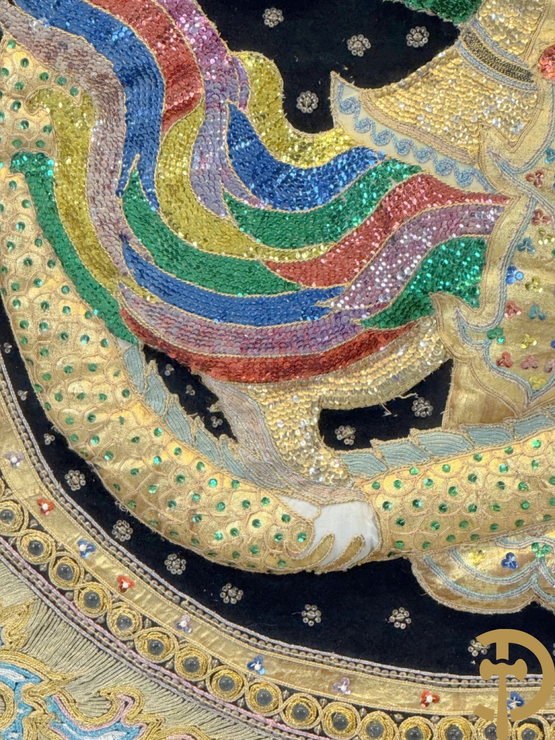 Groot Thais handgemaakt tafereel met boedhistische figuren en paradijsvogel