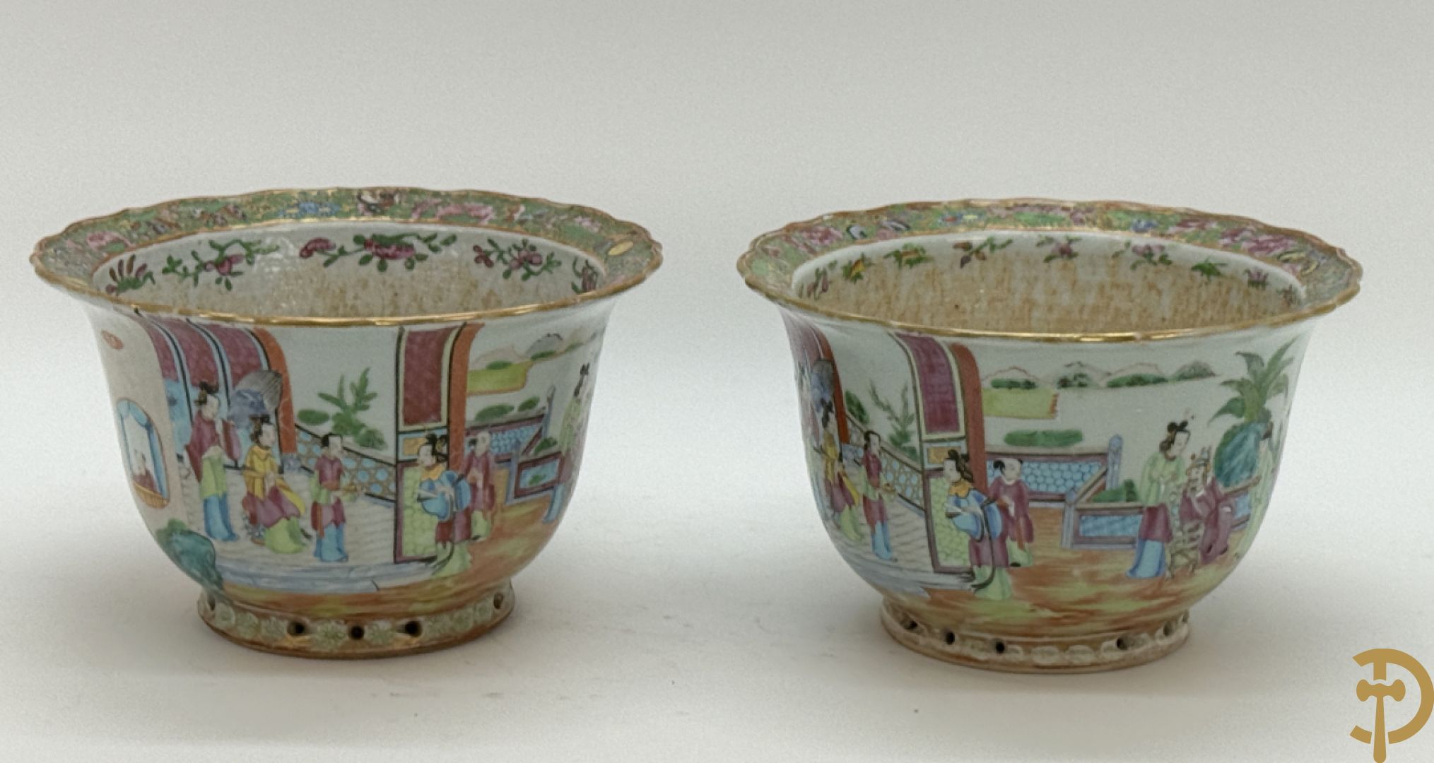 Paar Chinese porseleinen Kanton cachepots met geanimeerd decor