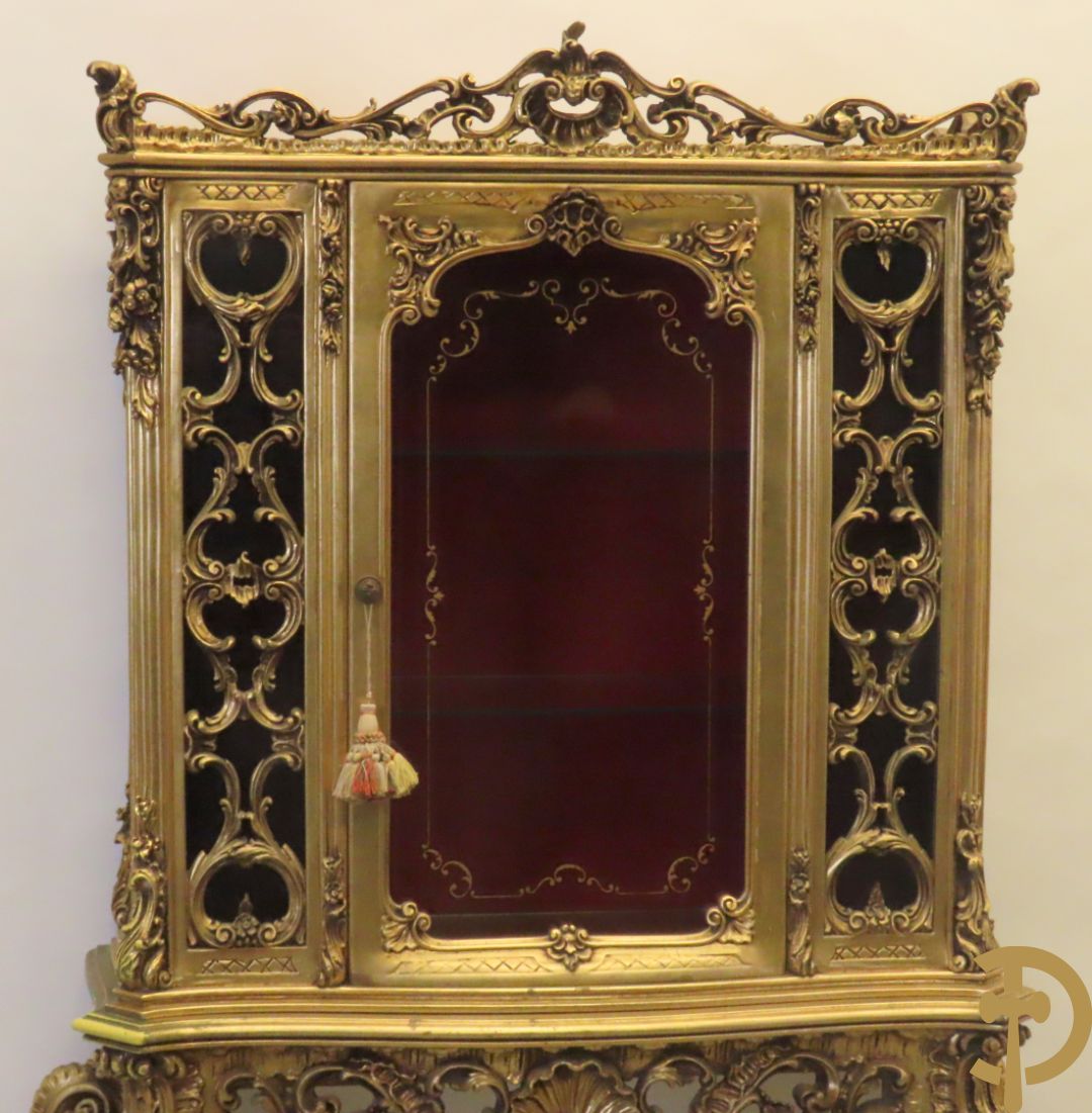 Uitzonderlijke vergulde Louis XV eetkamer bestaande uit vijfdeursdressoir met voluutvormige accanthusranken en rocailles, beschilderd met bloemenmotieven en centraal tafererel met hoornen des overvloeds + bijhorende spiegel vergulde tafel op voluutvormige poten met zes bijhorende stoelen + vitrine met accanthusranken en centrale deur, op voluutvormige poten