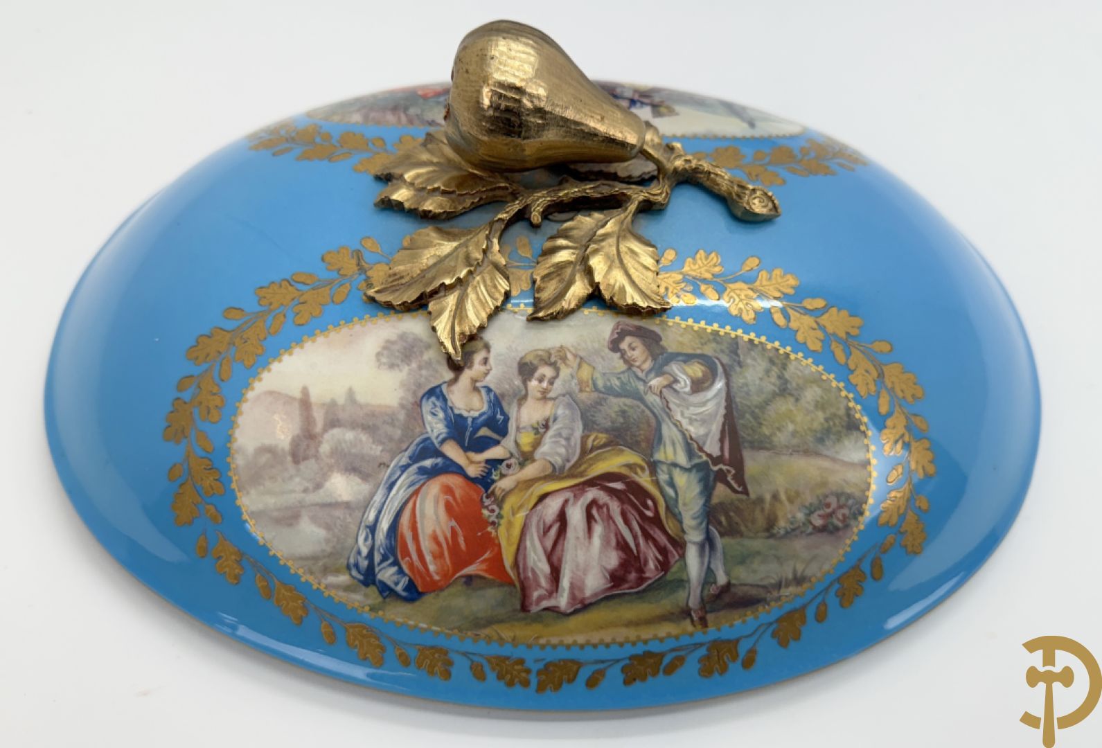 Hemelsblauwe dekselcoupe met decor van romantisch tafereel en bronzen ornamenten op onderschaal, ACF gemerkt