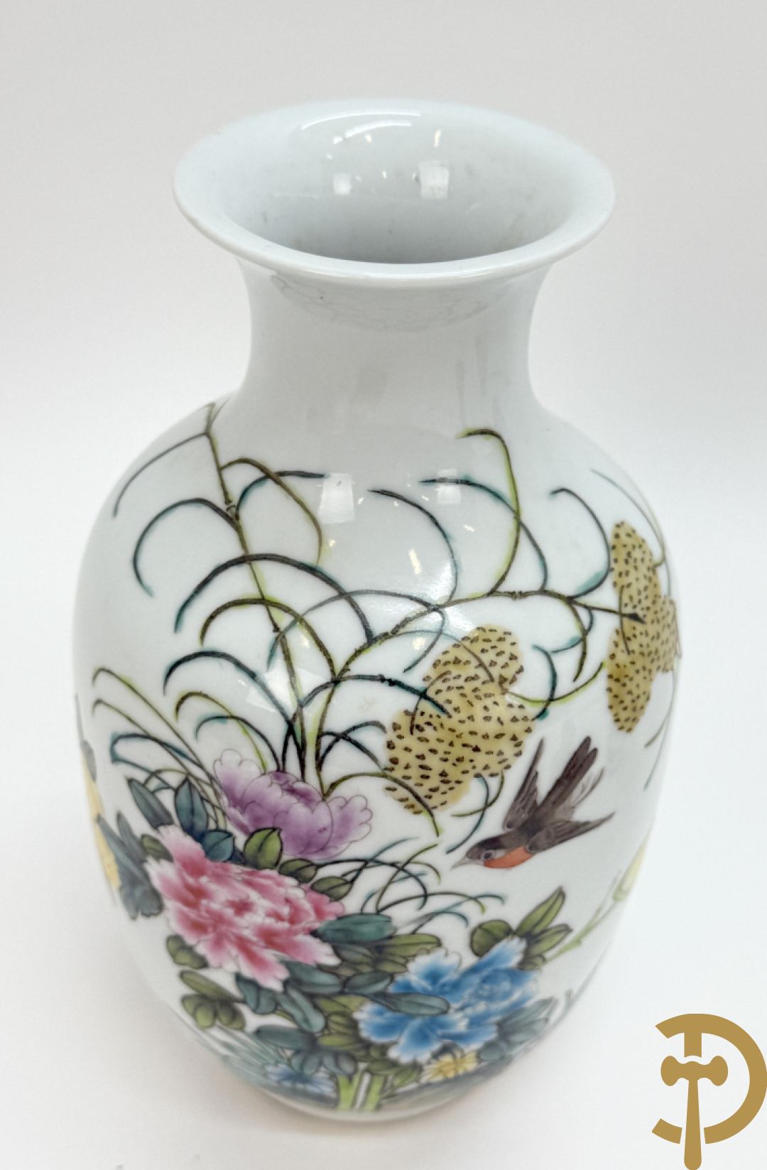 Chinees porseleinen vaasje met bloemendecor, Qinglong + 2 republieksvaasjes + porseleinen damesfiguur